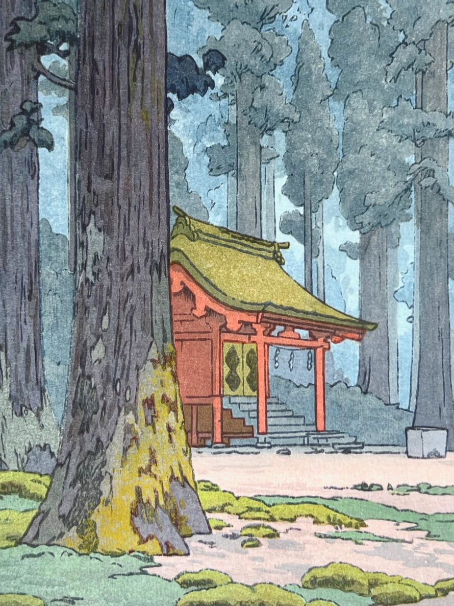 estampe japonaise de Toshi Yoshida, temple rouge dans la foret, gros plan sur tranc d'arbre et le temple