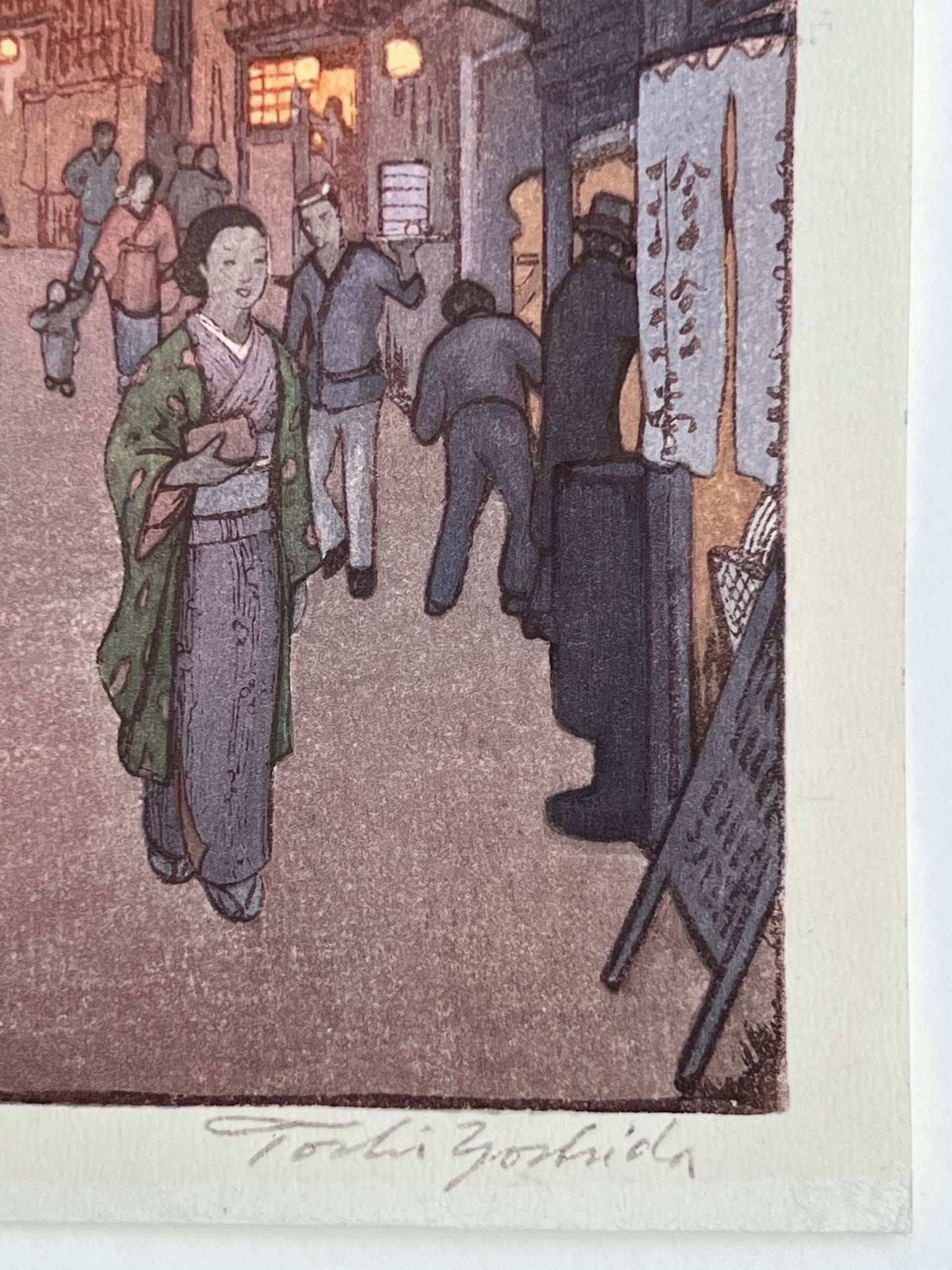 Coin inférieur droit de l'estampe, femme en kimono, signature de l'artiste.