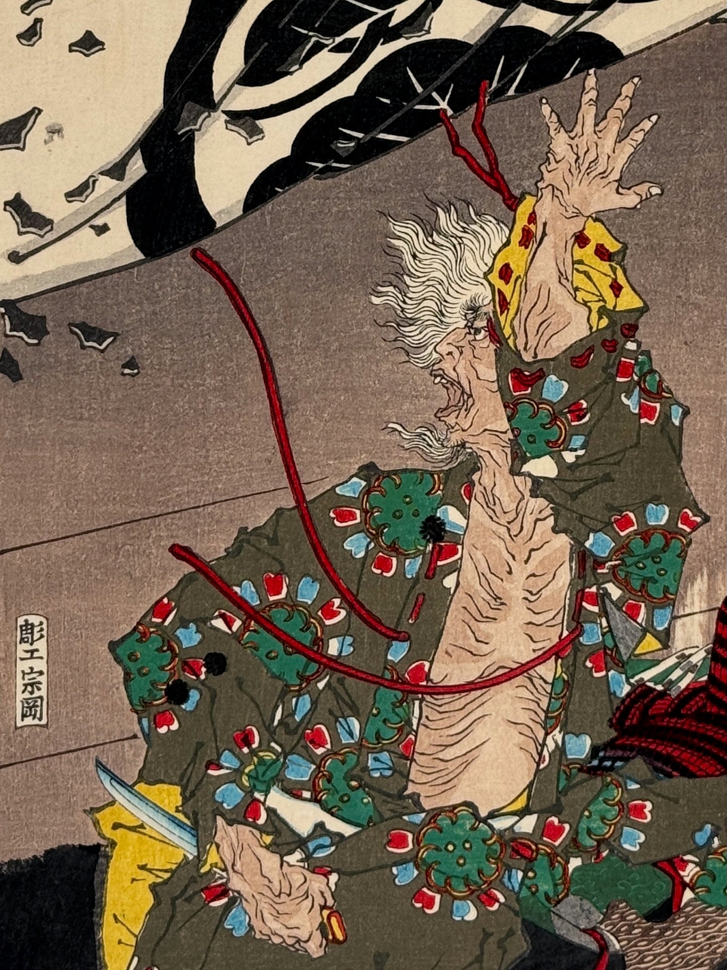 estampe japonaise yoshitoshi, samourai seppuku main en l'air kimono vert et jaune bris de céramique dans les airs