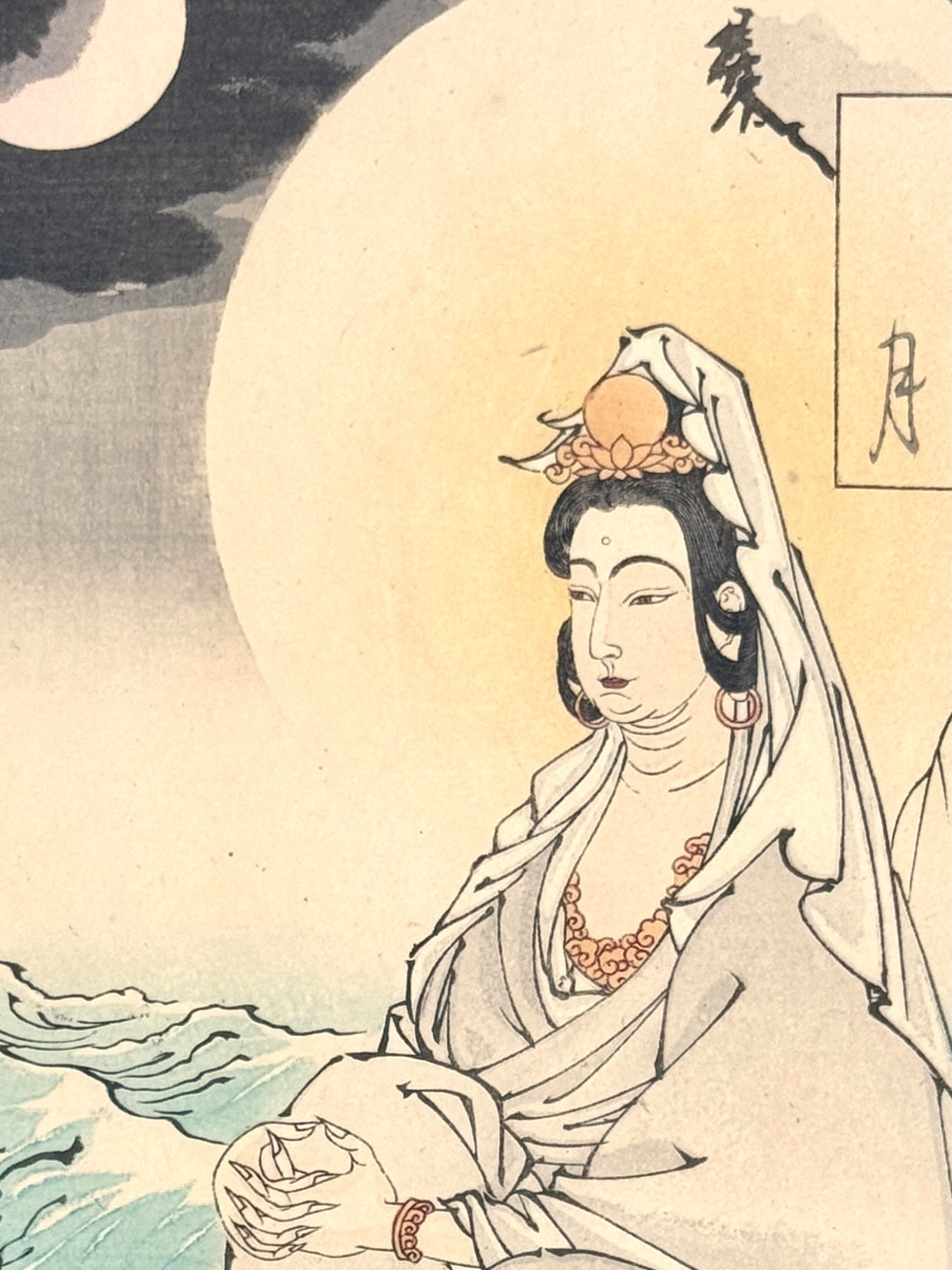 estampe japonaise de Yoshitoshi, déesse Kannon sur rocher mer déchaînée pleine lune, le visage