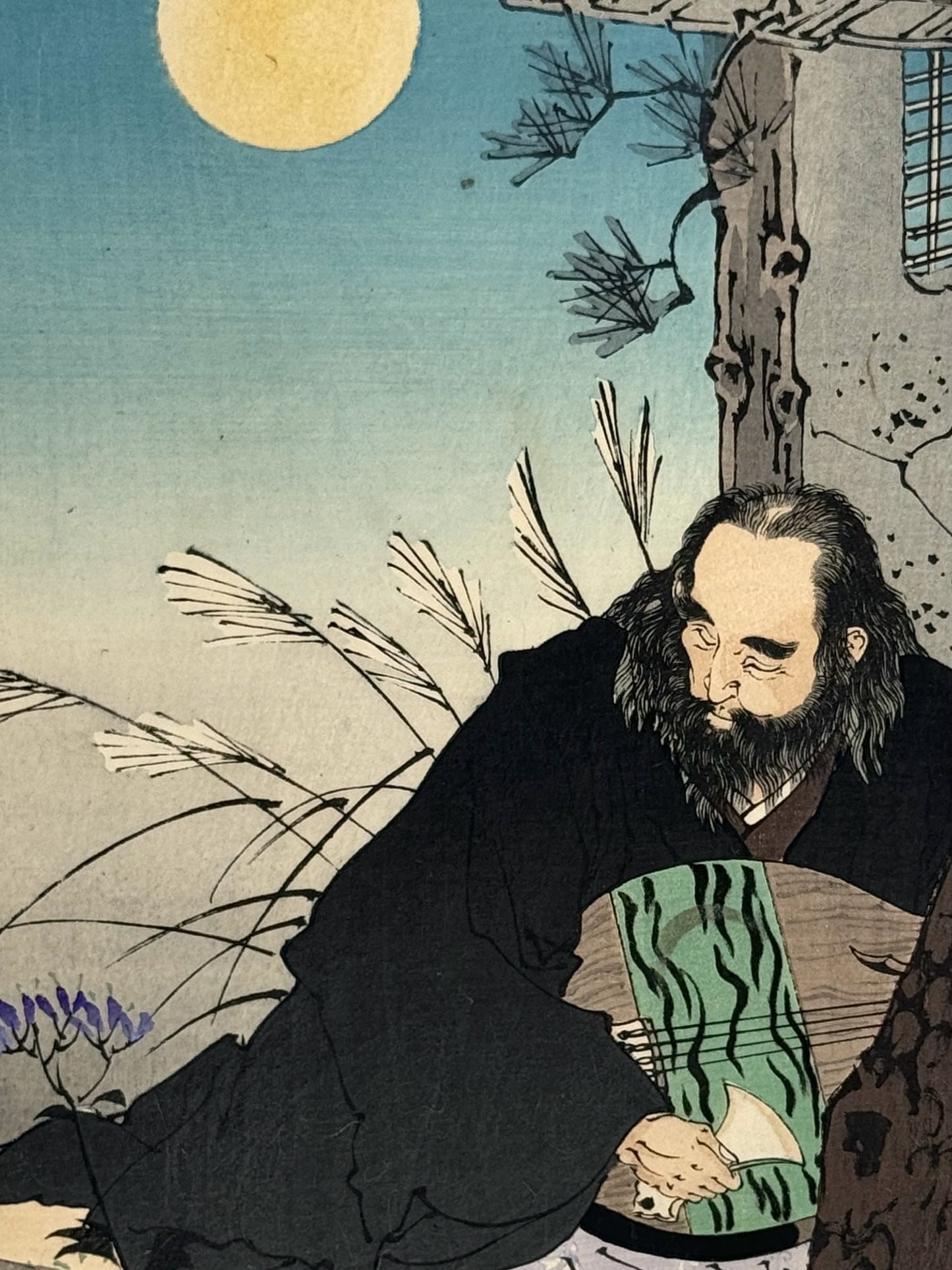 estampe japonaise de yoshitoshi, homme jouant du luth sur terrasse, nuit, fleurs violettes, visage