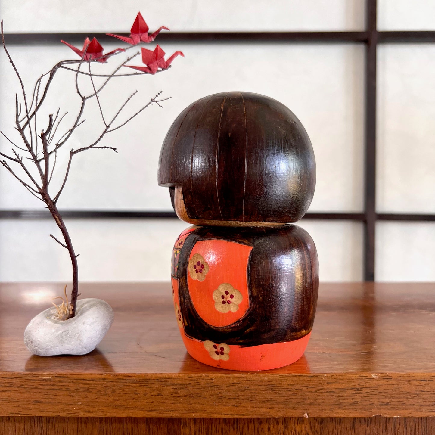 kokeshi créative Kazuo Tamamizawa kimono noir et orange, fleur de cerisier