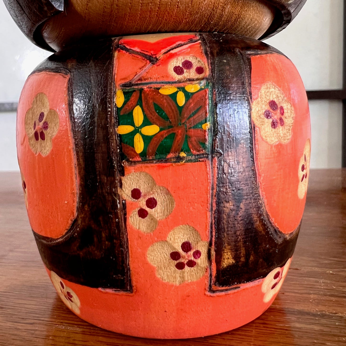 kokeshi créative Kazuo Tamamizawa kimono noir et orange, fleur de cerisier