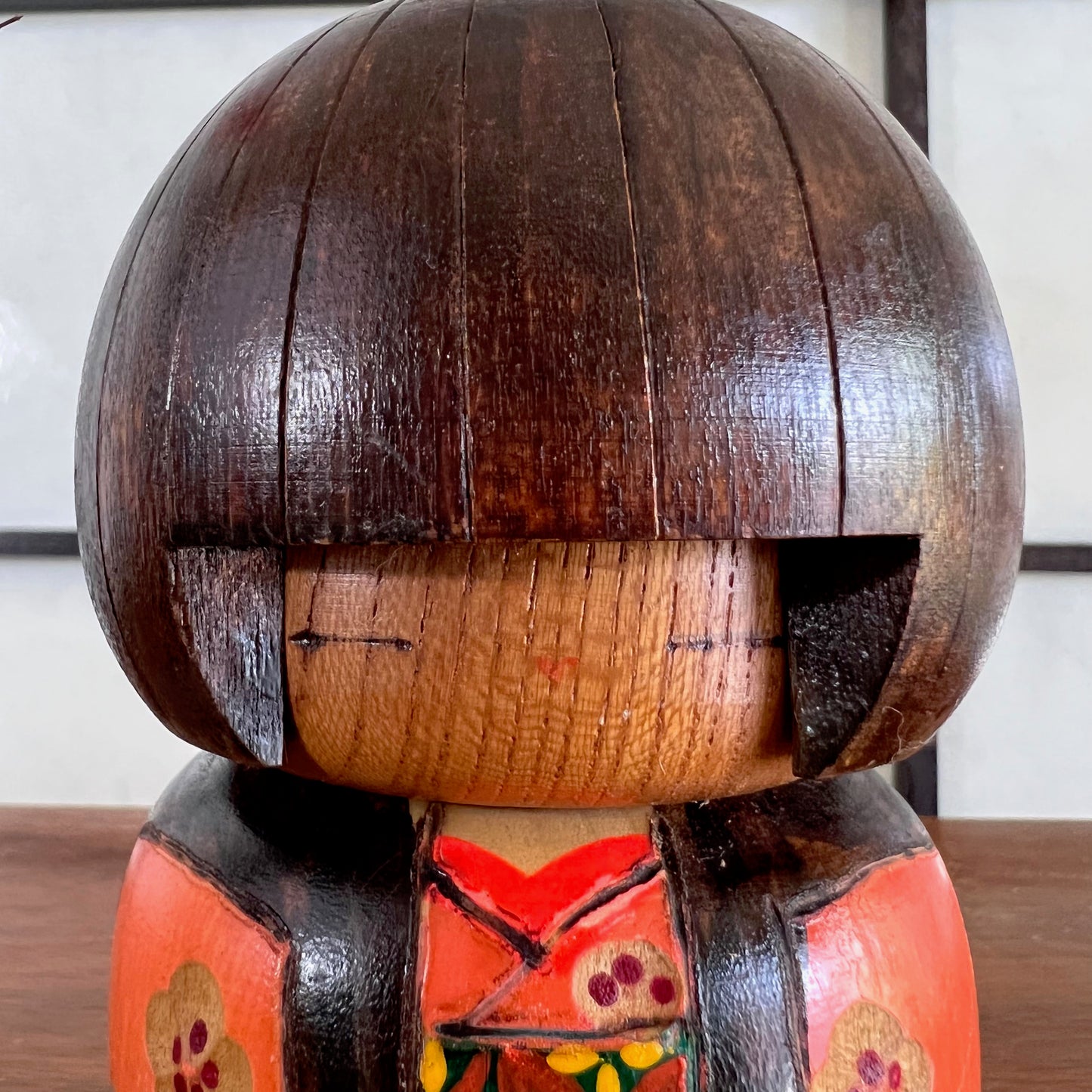 kokeshi créative Kazuo Tamamizawa kimono noir et orange, fleur de cerisier