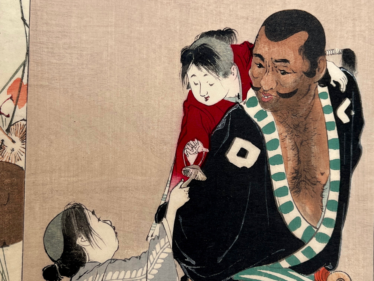 estampe japonaise un homme porte un enfant sur son dos, un autre enfant lui tendant un champignon, gros plan sur le visage foncé de l'homme et les enfants