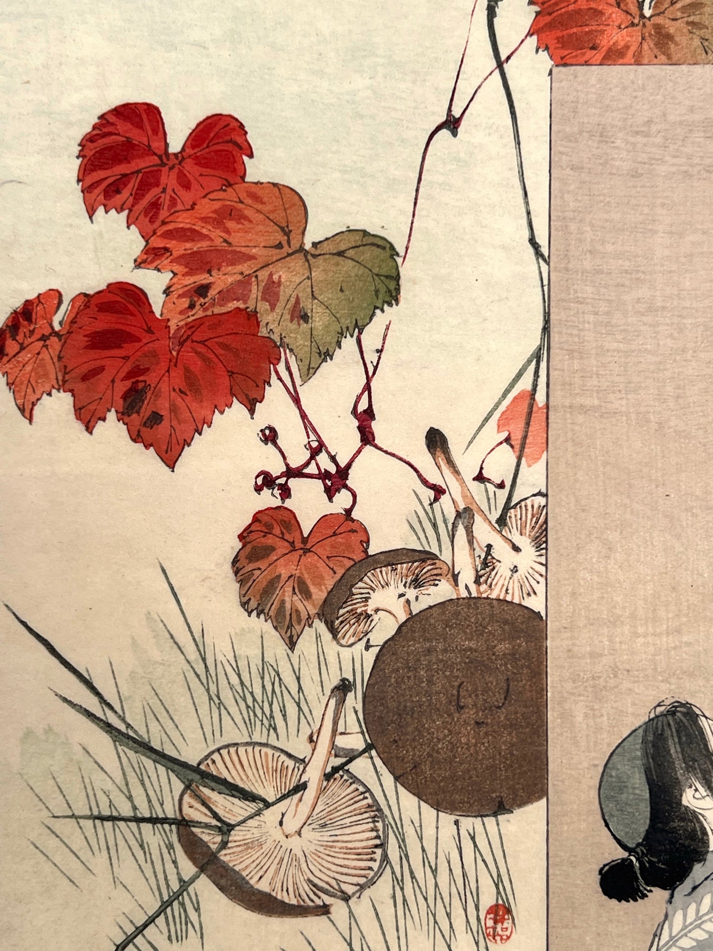 estampe japonaise un homme porte un enfant sur son dos, un autre enfant lui tendant un champignon, gros plan sur les feuilles de vigne rouge et les champignons