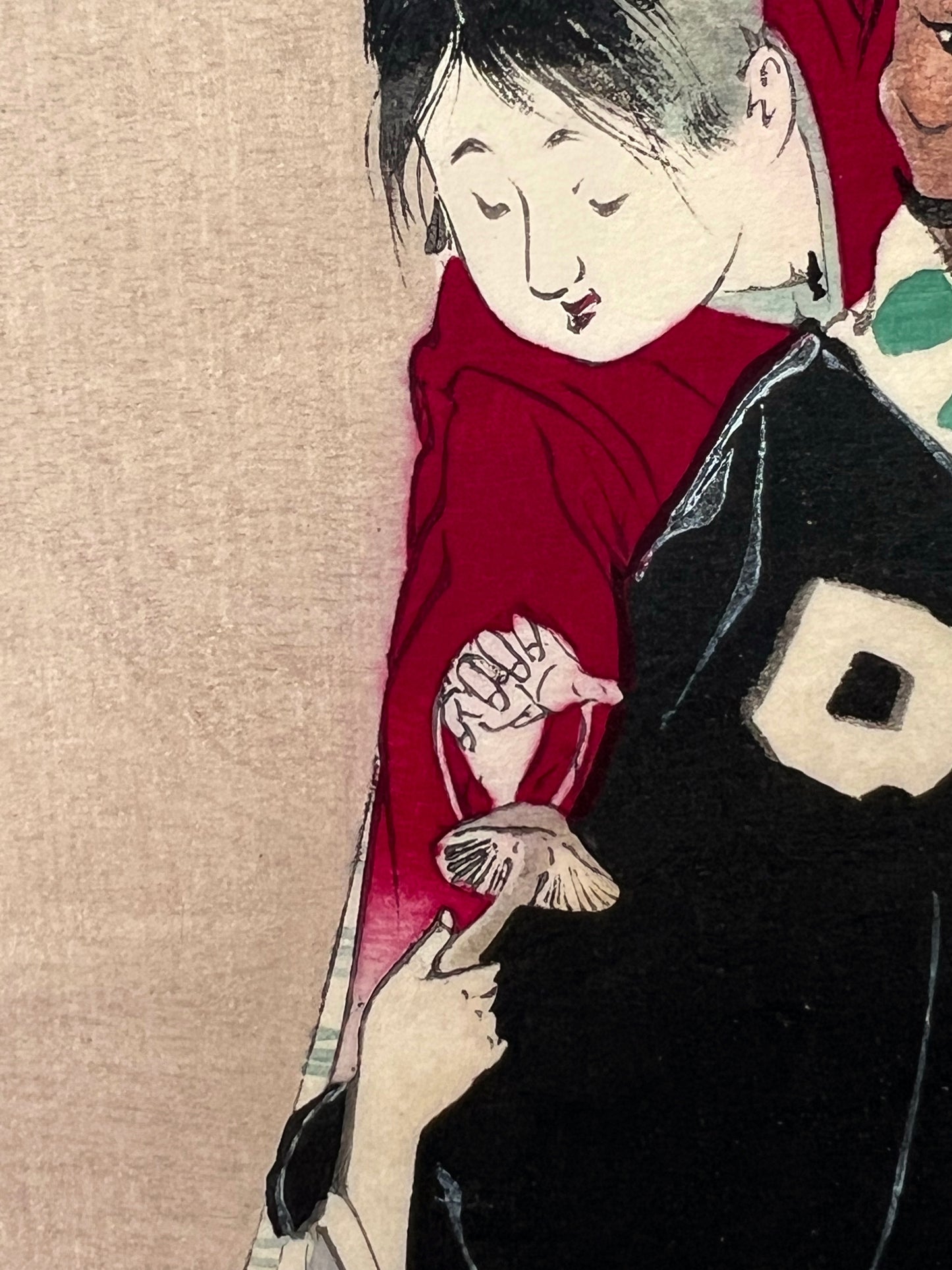 estampe japonaise un homme porte un enfant sur son dos, un autre enfant lui tendant un champignon, gros plan sur l'enfant qui prend un champignon