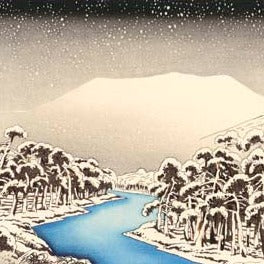estampe japonaise paysage de neige, rivière bleue passant à travers une foret de pins couvert de neige, la montagne en ombre sur ciel de nuit