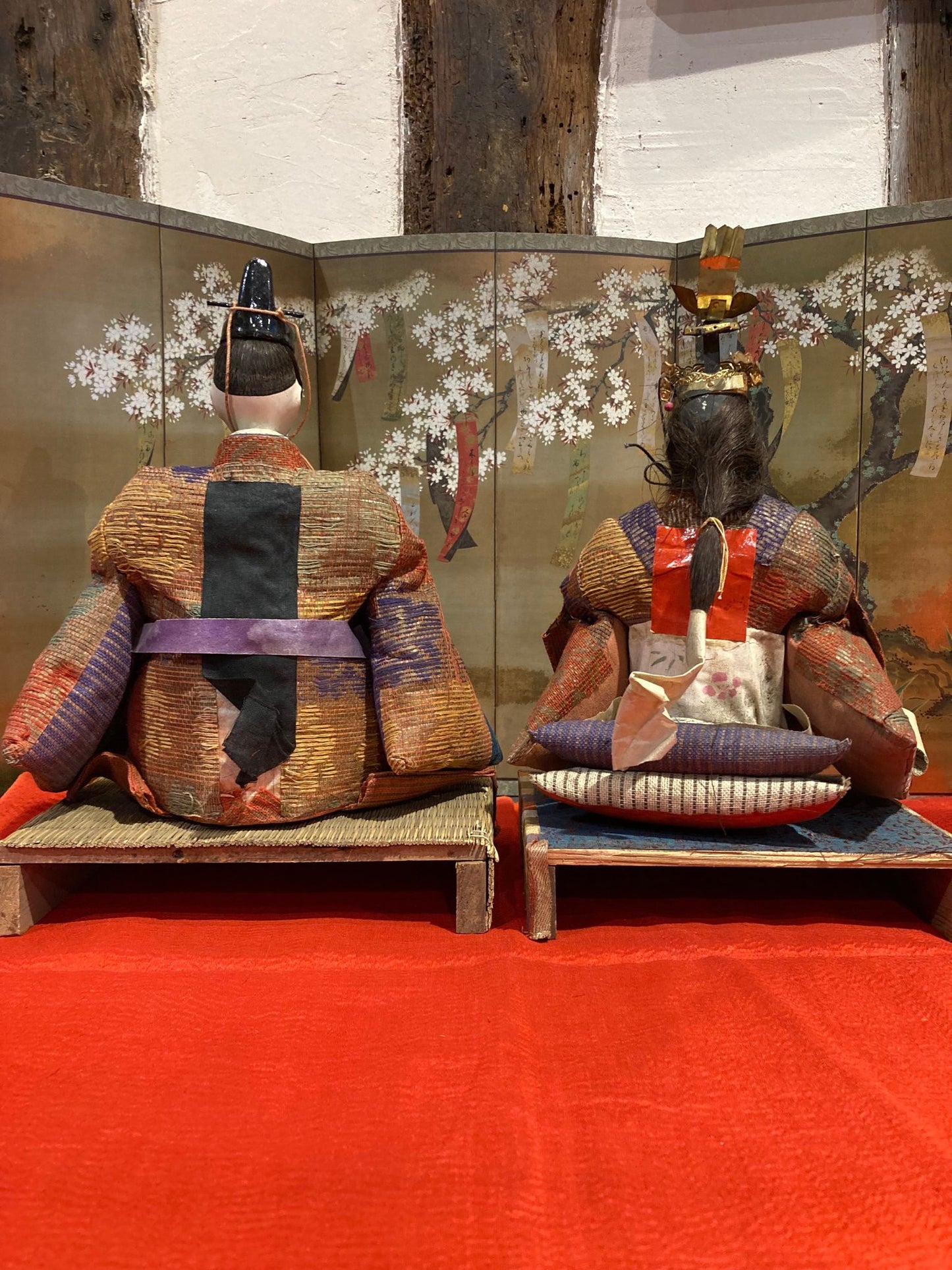 poupées japonaises pour la fête de Hina Matsuri (la fête des filles), représentant l'Empereur et l'Impératrice de dos