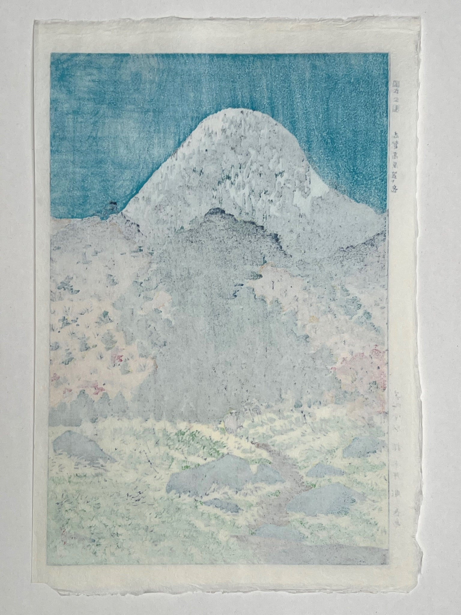 estampe japonaise la montagne blanche apparait au milieu d'une végétation riche et colorée, dos de l'estampe