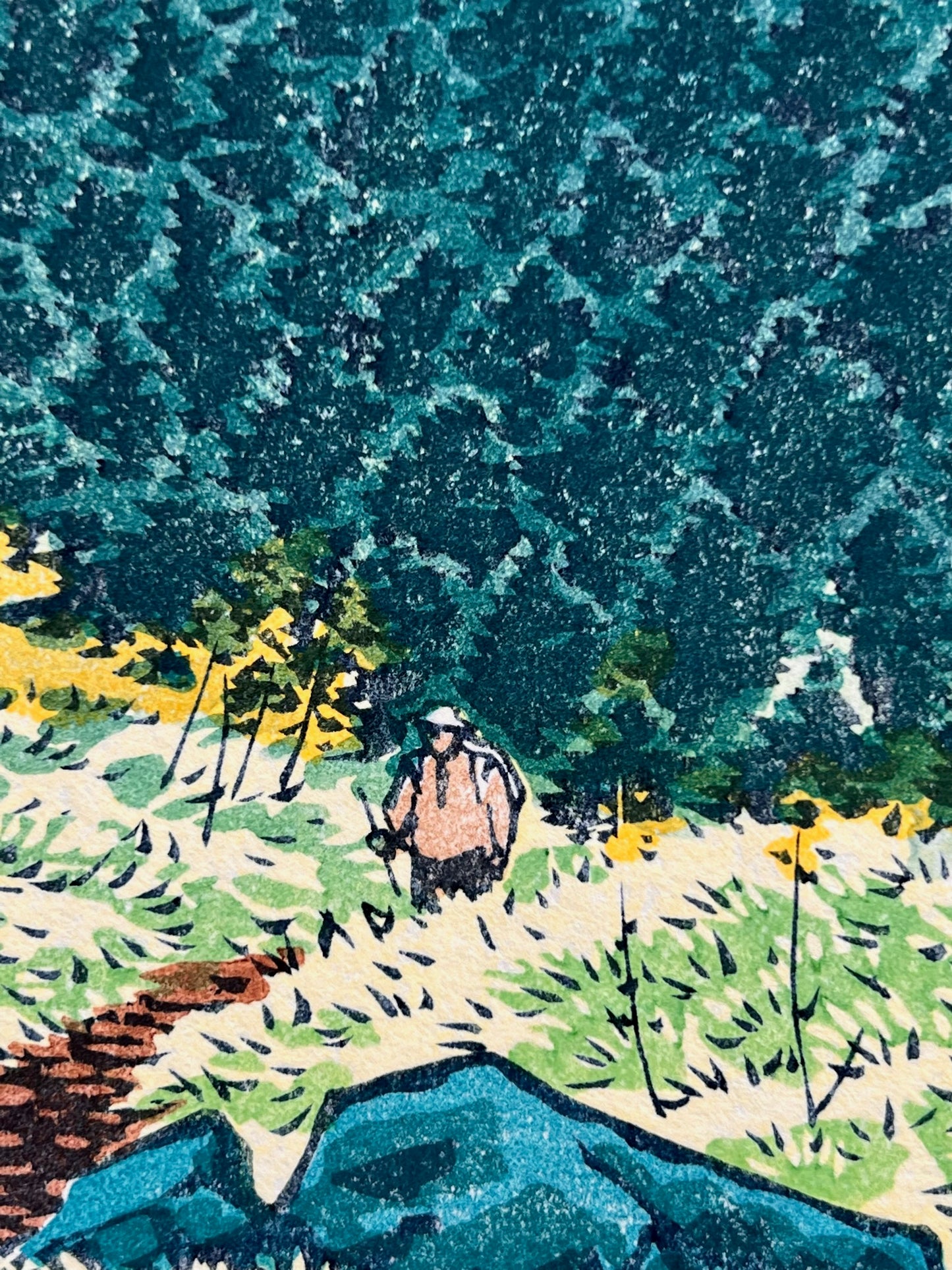 estampe japonaise la montagne blanche apparait au milieu d'une végétation riche et colorée, un randonneur