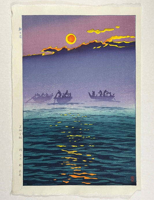 estampe japonaise de kasamatsu soleil levant sur le lac, ciel violet, bateaux dans la brume