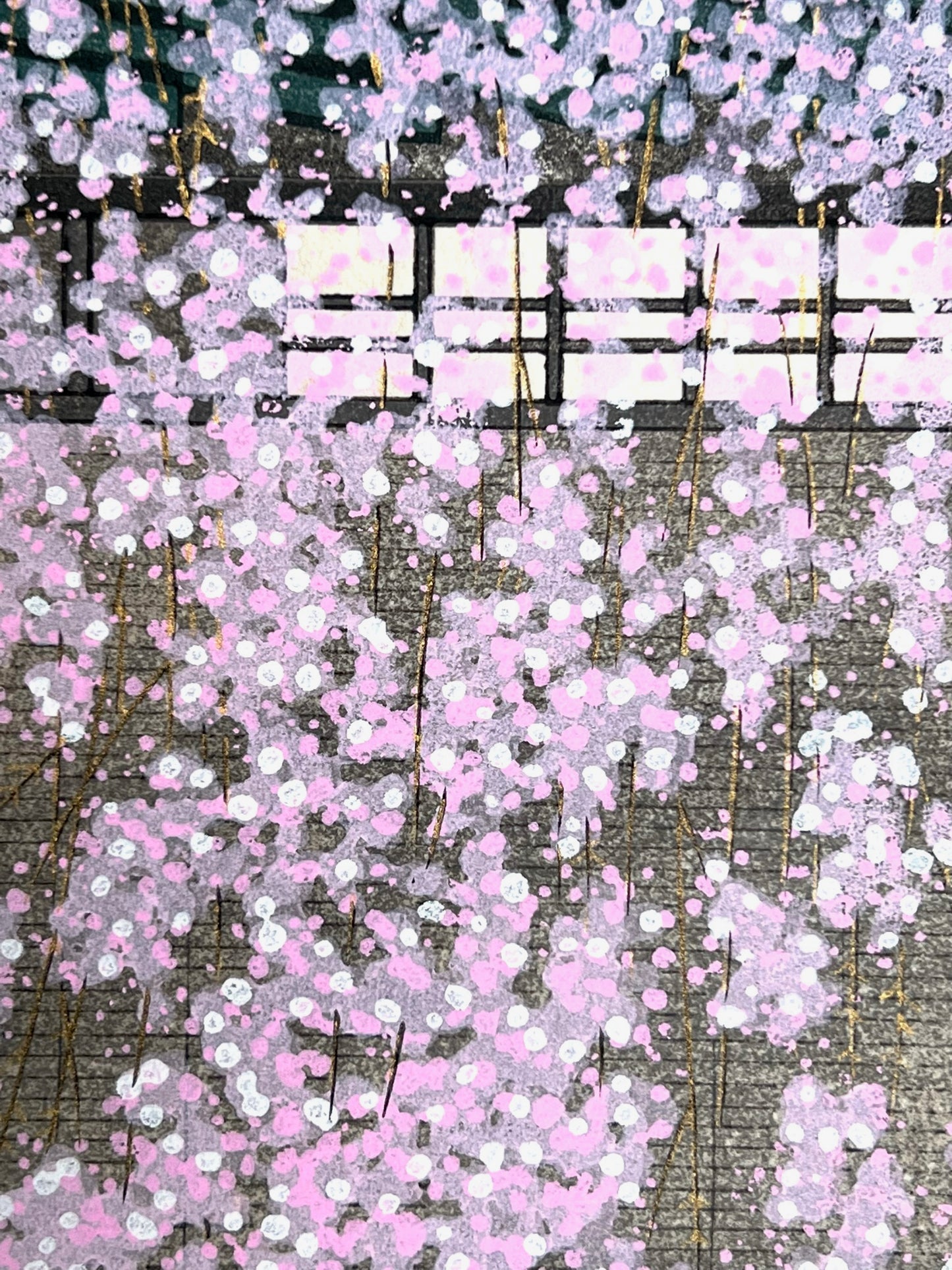 estampe japonaise cerisier en fleur descendant sur une barrière rouge et noire, gros plan sur les fleurs roses et blanches de cerisier