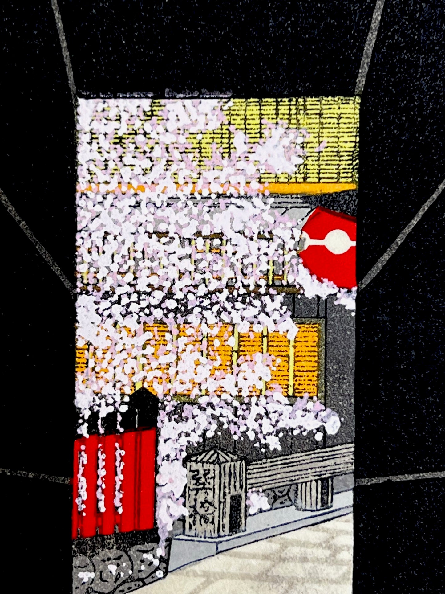 estampe japonaise de teruhide kato allee noire au bout cerisier en fleur au printemps lanterne et barriere hana roji, fleurs de cerisier rose
