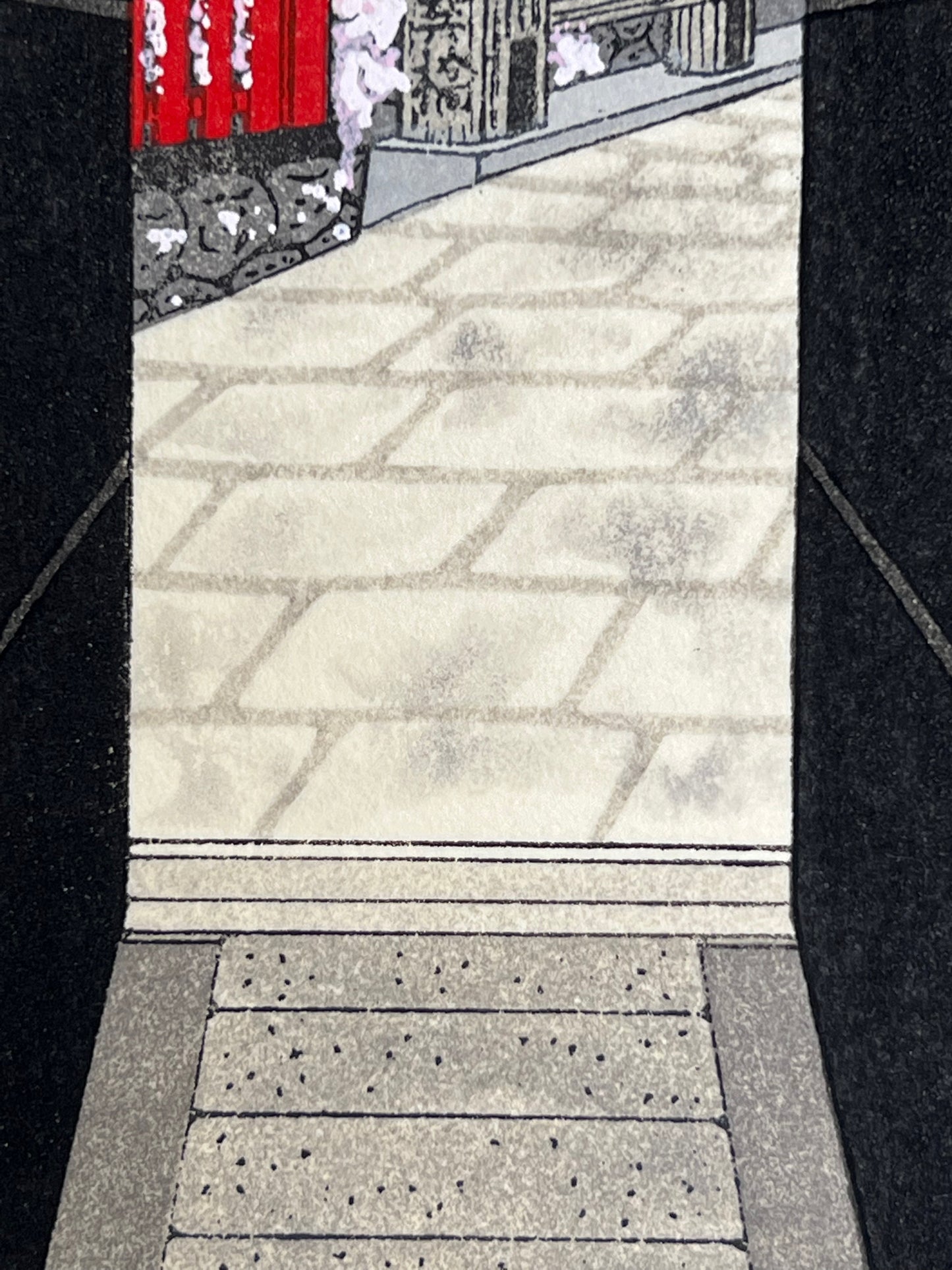 estampe japonaise de teruhide kato allee noire au bout cerisier en fleur au printemps lanterne et barriere hana roji, le pavé du sol