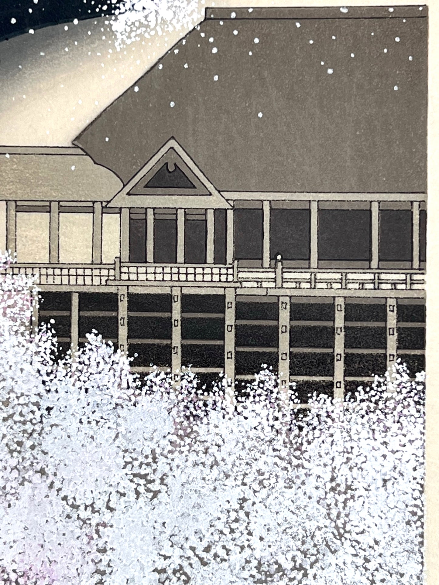 estampe japonaise contemporaine le temple Kiyomisu à Kyoto apparaissant derrière des cerisiers en fleurs une nuit de pleine lune, le temple