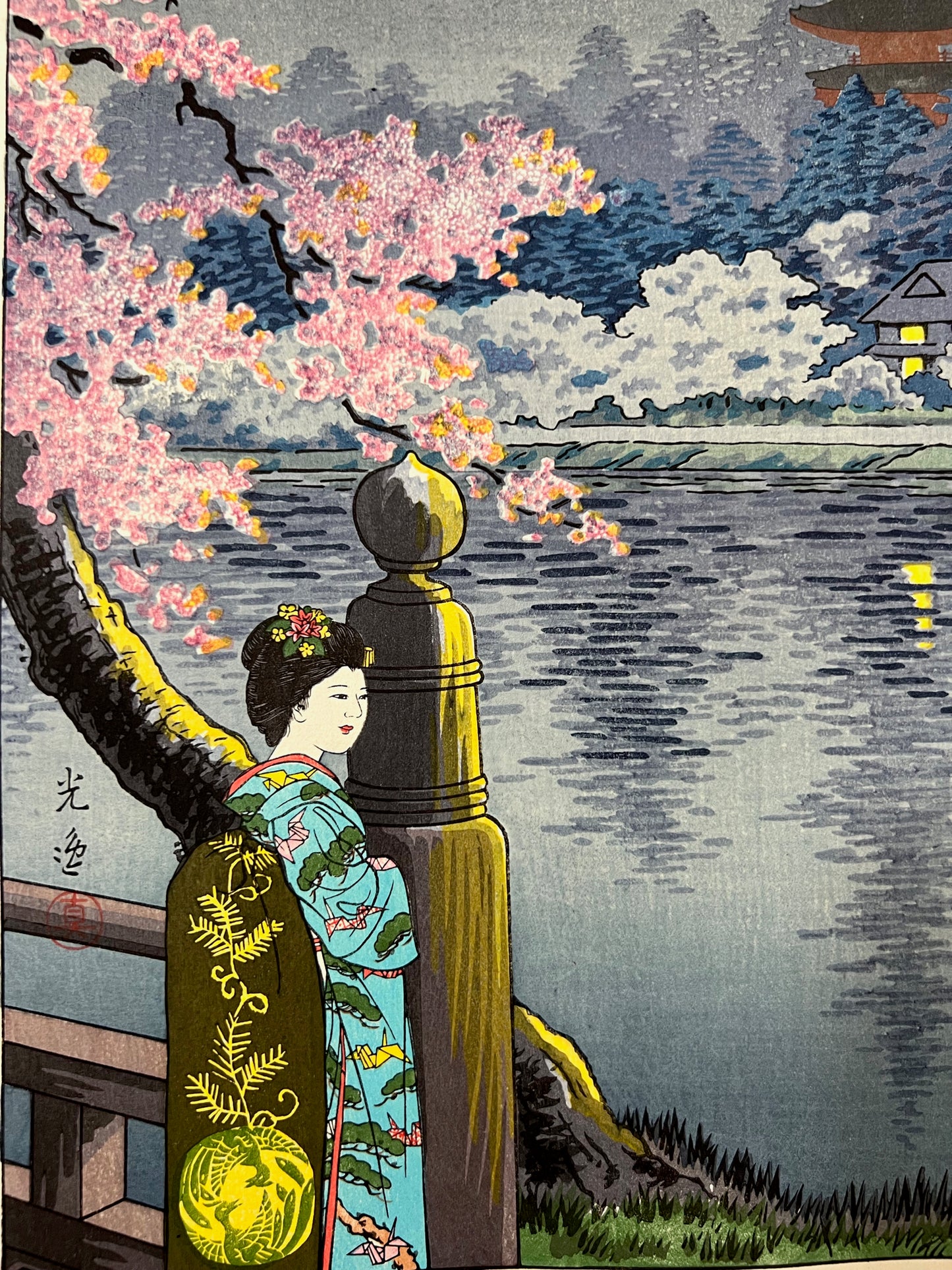 Estampe Japonaise de Koitsu Tsuchiya, Nuit de printemps au parc de Ueno, gros plan sur la geisha en kimono et les cerisiers en fleurs