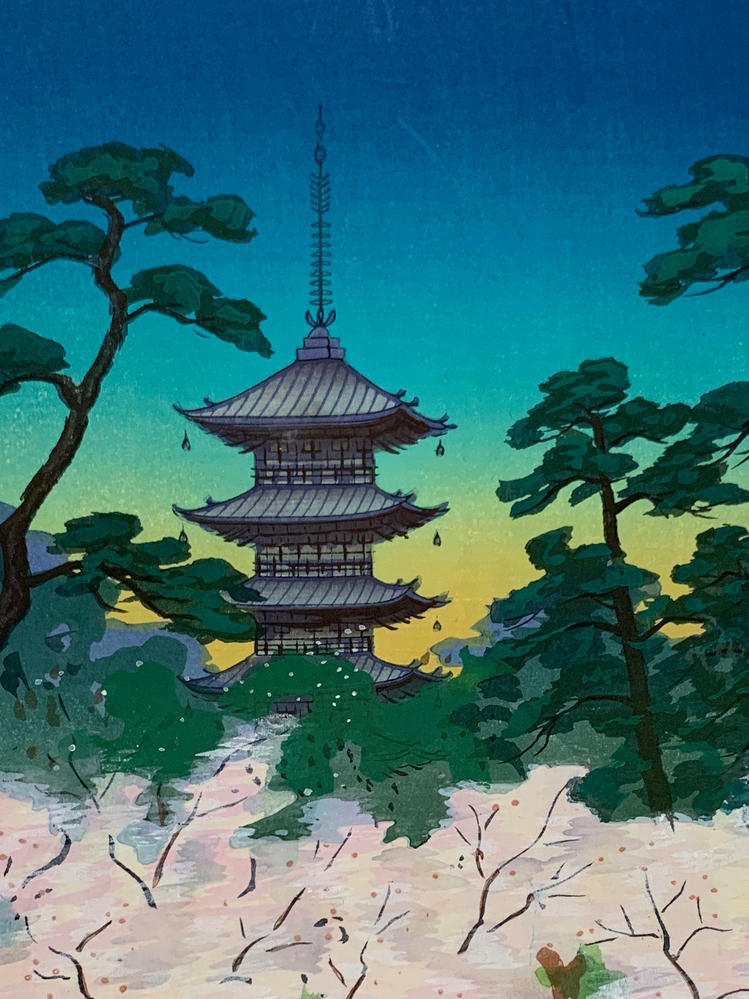 estampe japonaise cerisiers en fleurs dans le jardin d'un temple avec une pagode, gros plan sur le pagode dans un ciel bleu