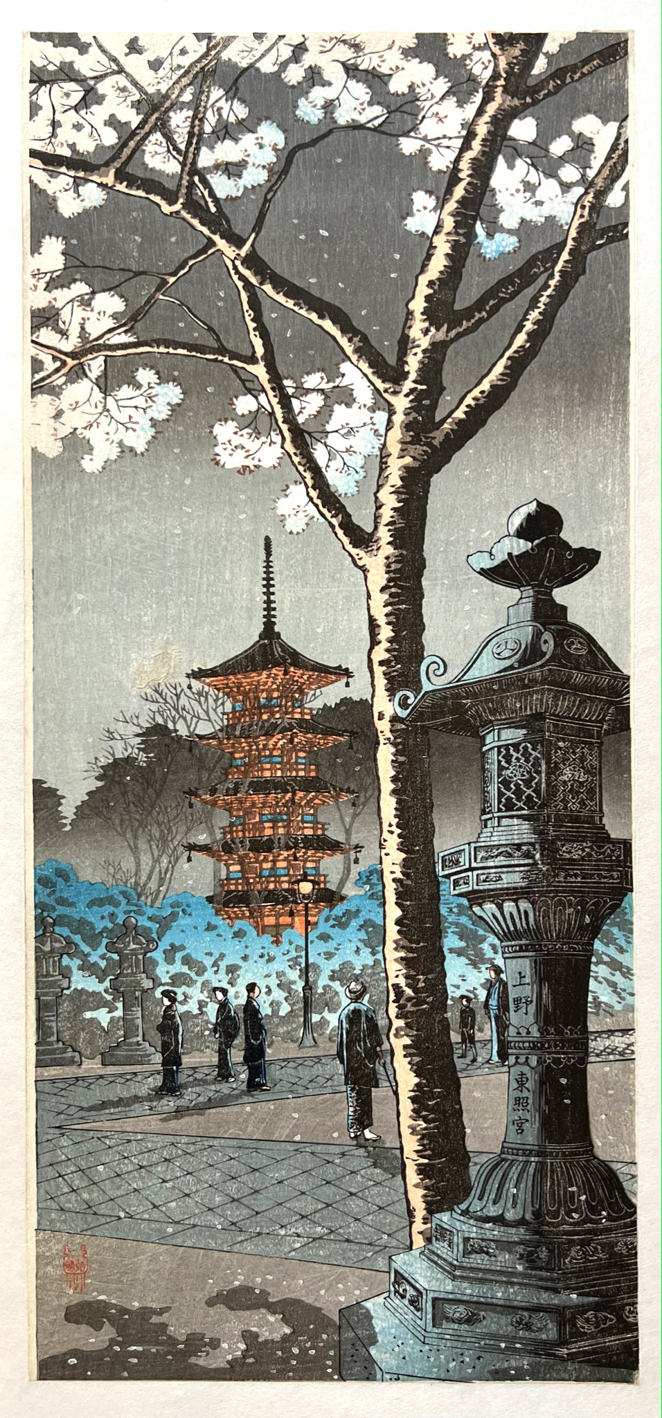 estampe japonaise de Shotei takahashi hiroaki sanctuaire toshogu la nuit, cerisier en fleur éclairé