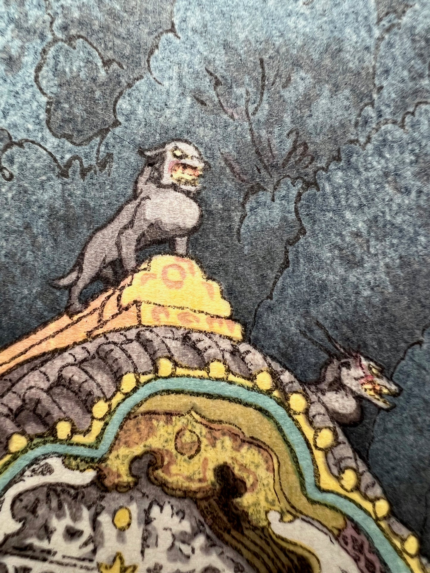 estampe japonaise de Yoshida Toshi représentant la porte Okaramon du temple Toshogu à Nikko, lion et dragon