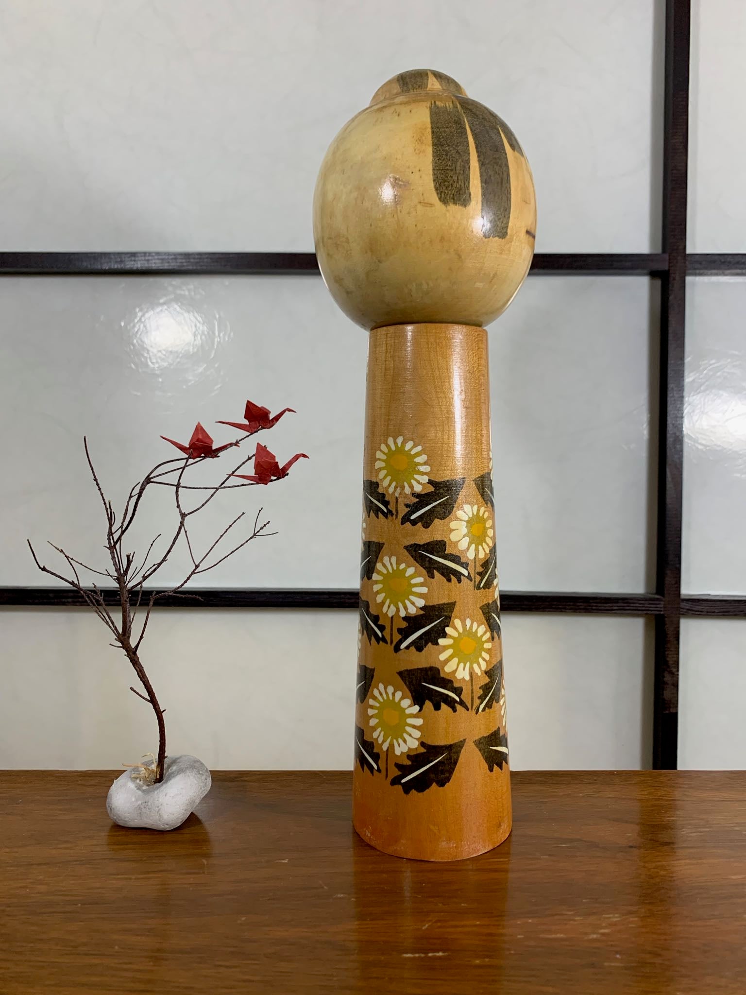 Kokeshi Créative Vintage  l  décor de marguerites profil droit