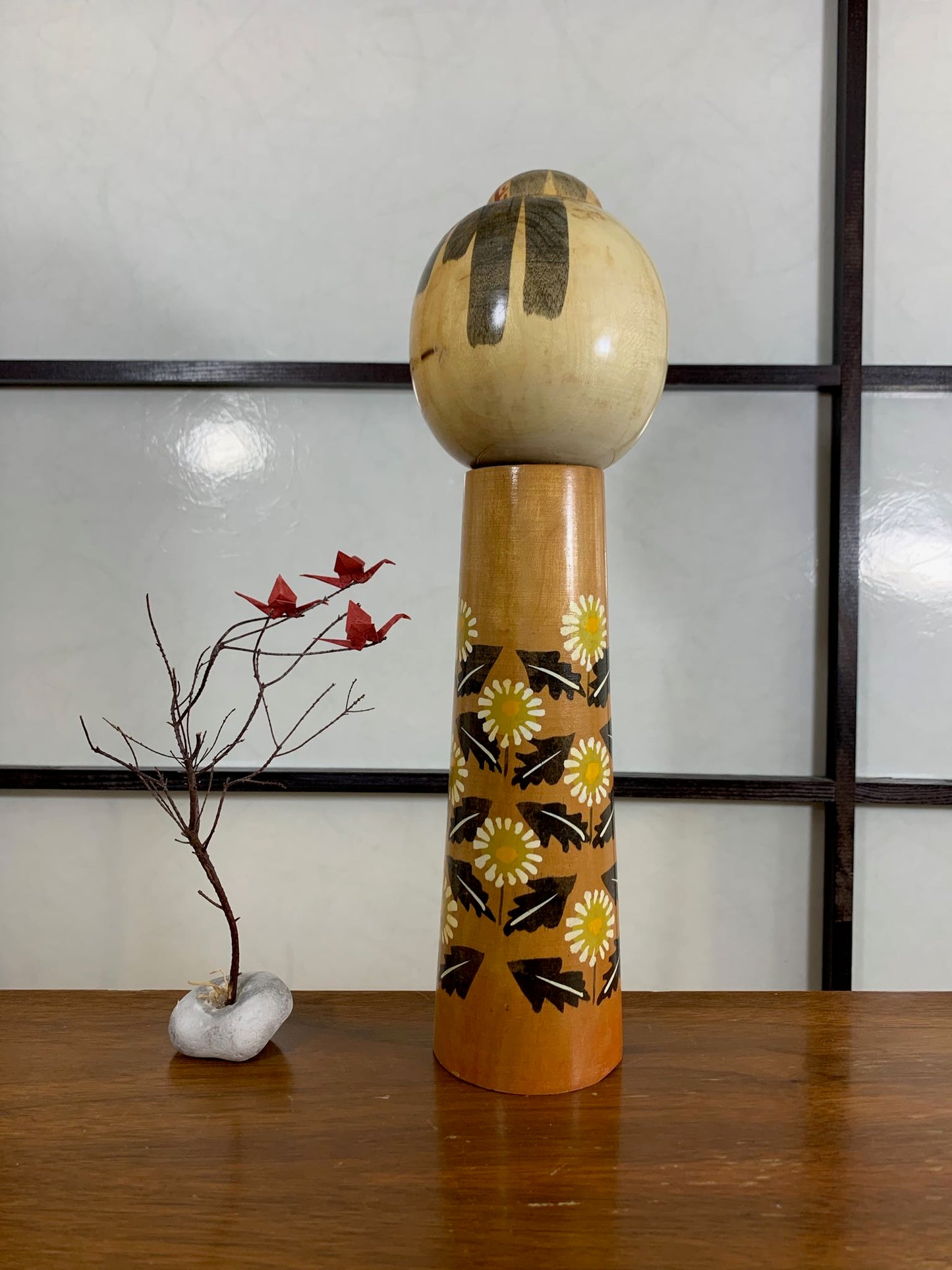Kokeshi Créative Vintage  l  décor de marguerites profil gauche