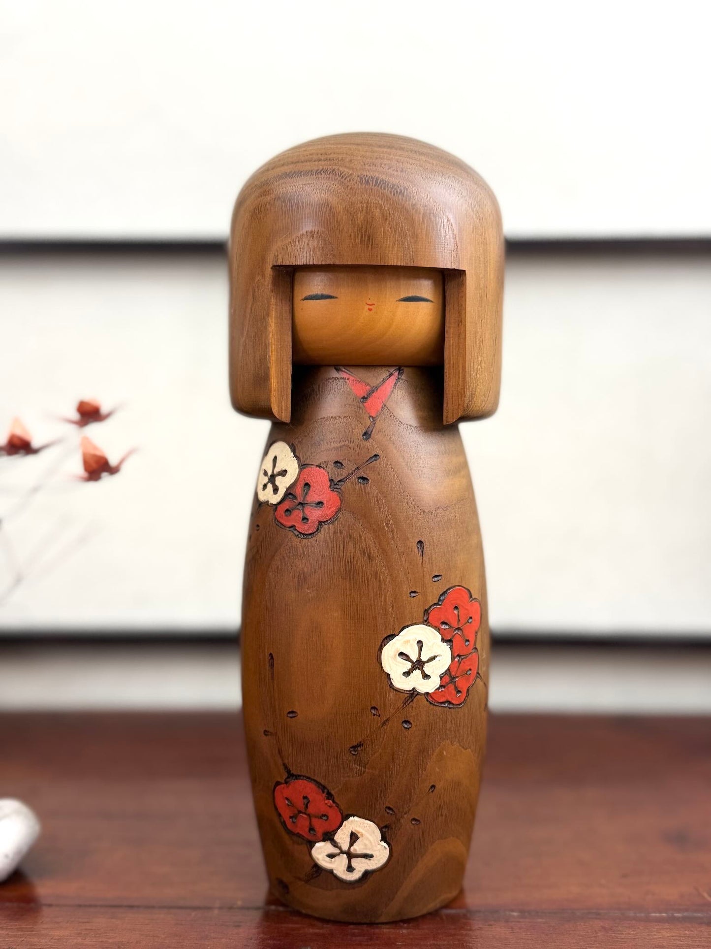 kokeshi fleur de prunier de Usaburo sur bois blond, de face
