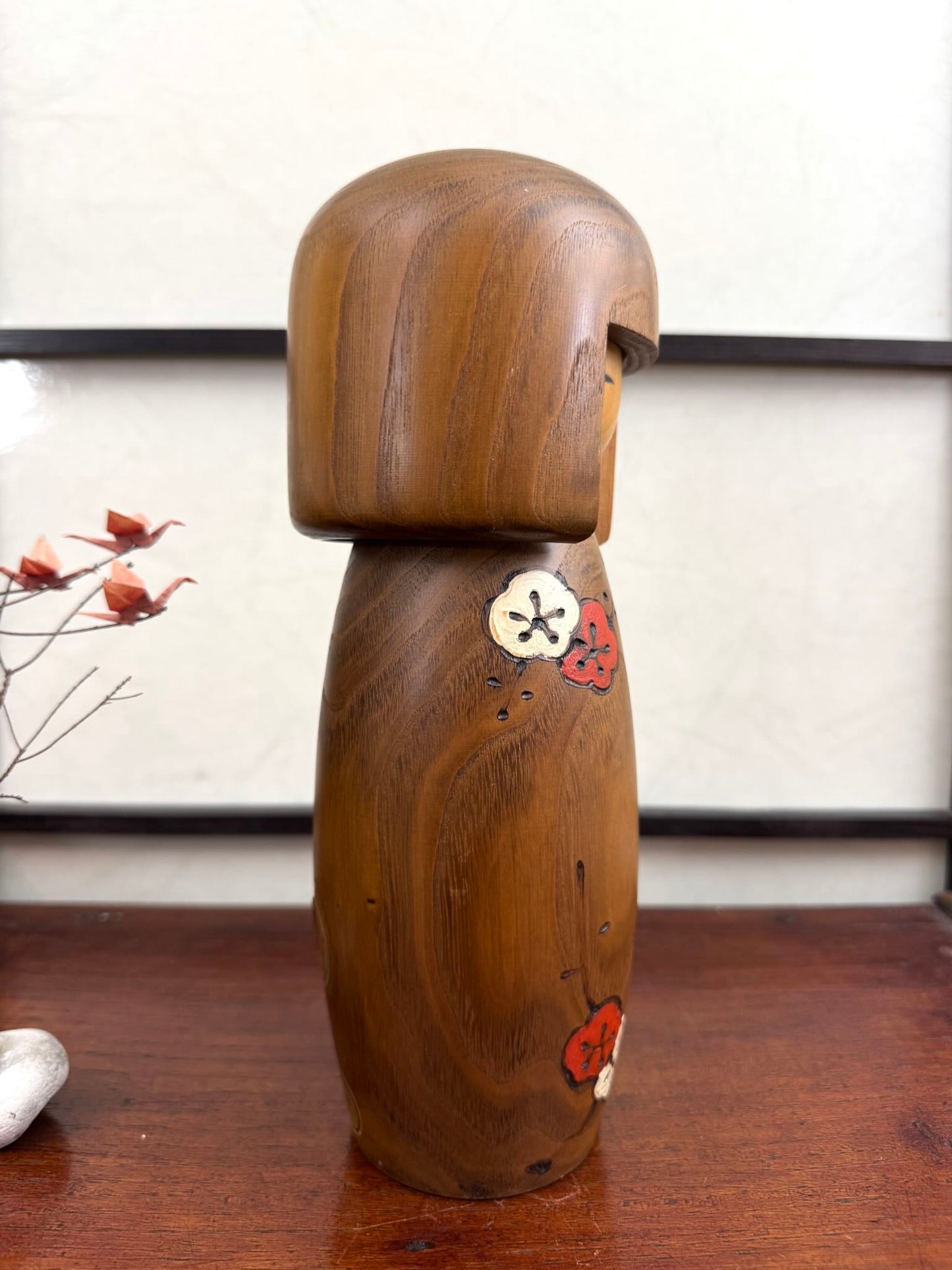 kokeshi fleur de prunier de Usaburo sur bois blond, , le profil droit