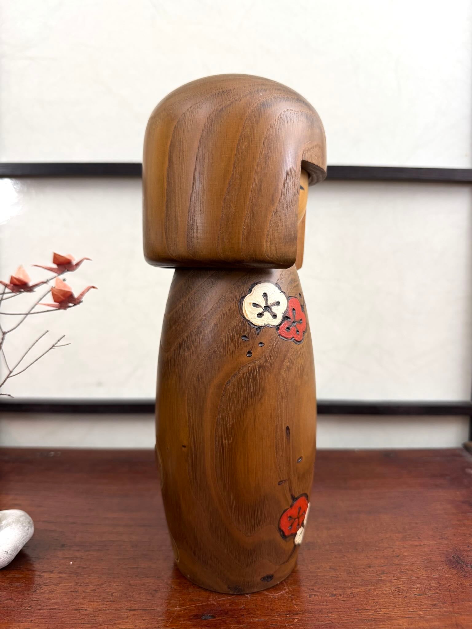 kokeshi fleur de prunier de Usaburo sur bois blond, , le profil droit