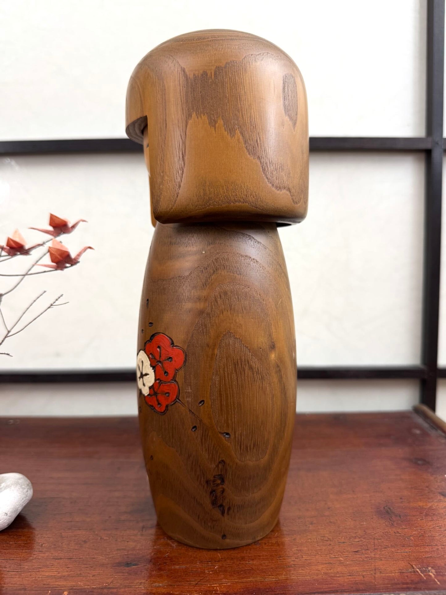 kokeshi fleur de prunier de Usaburo sur bois blond, le profil gauche
