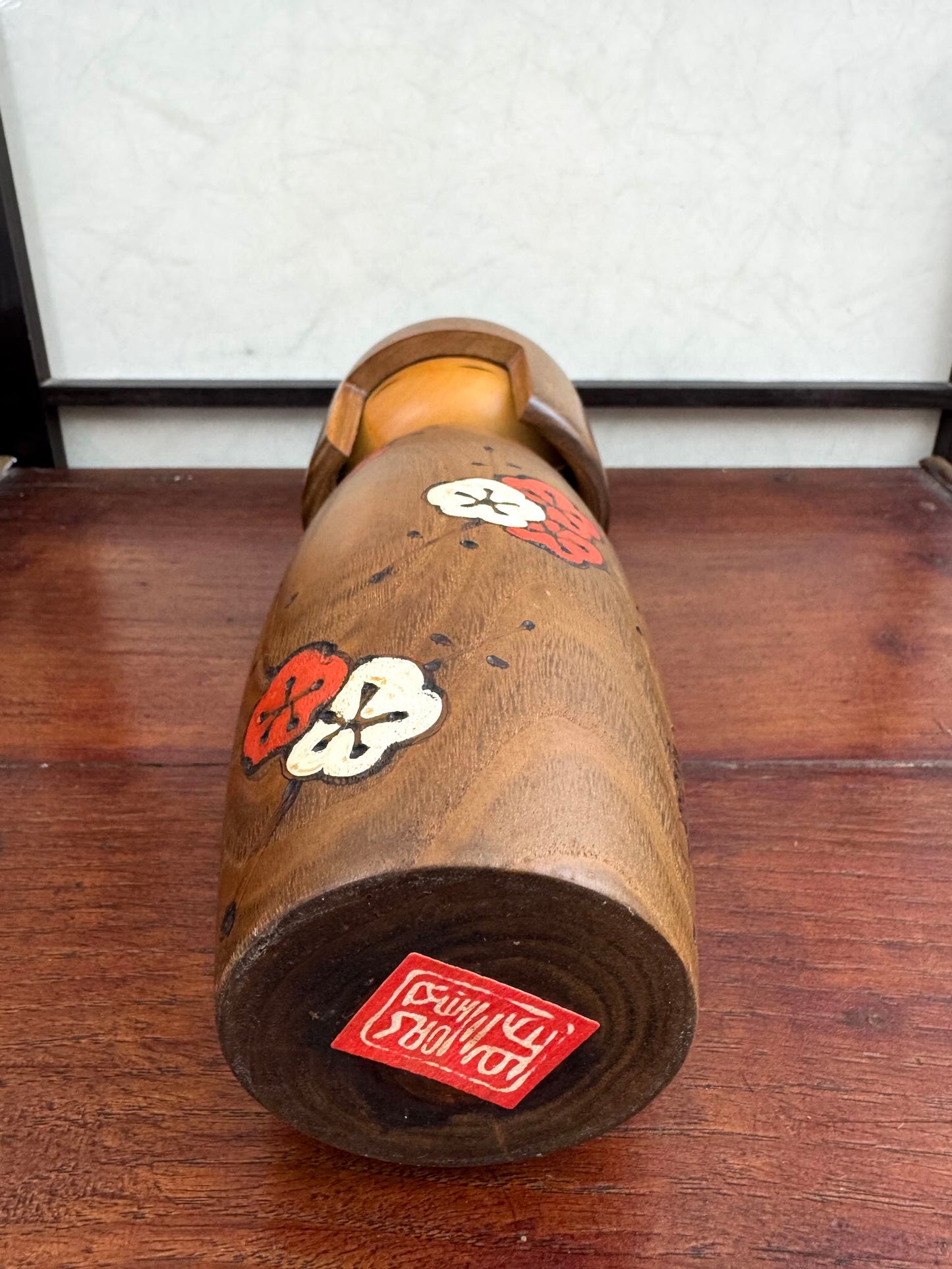 kokeshi fleur de prunier de Usaburo sur bois blond, , le dessous la signature de l'artisan
