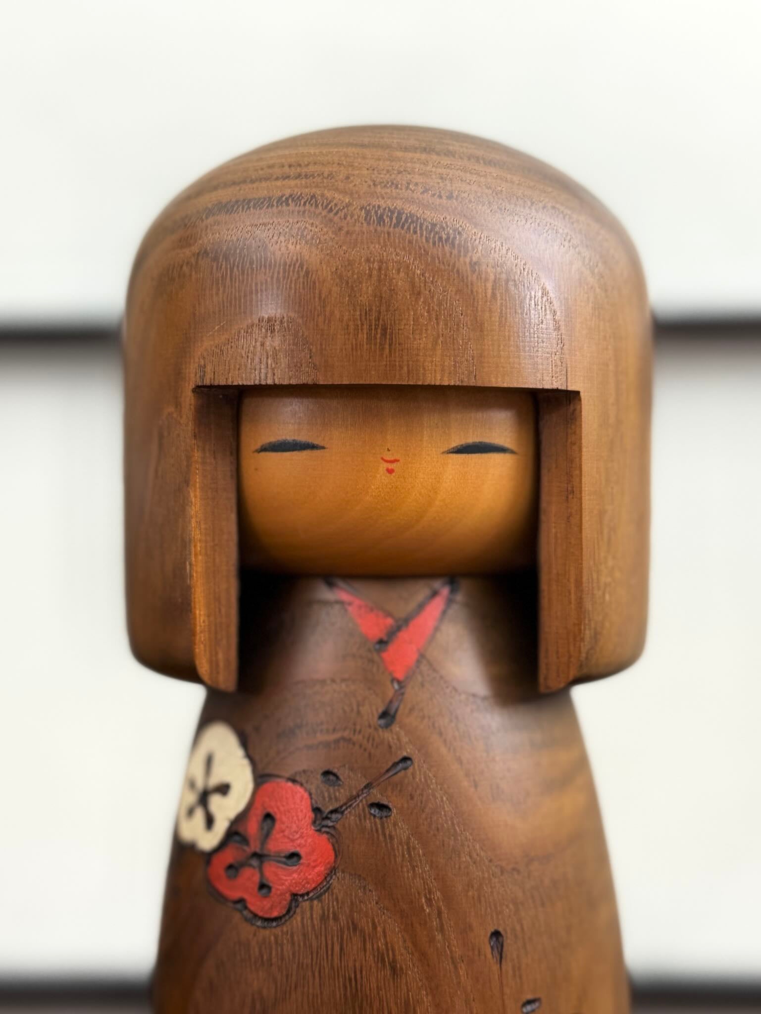 kokeshi fleur de prunier de Usaburo sur bois blond, le visage souriant