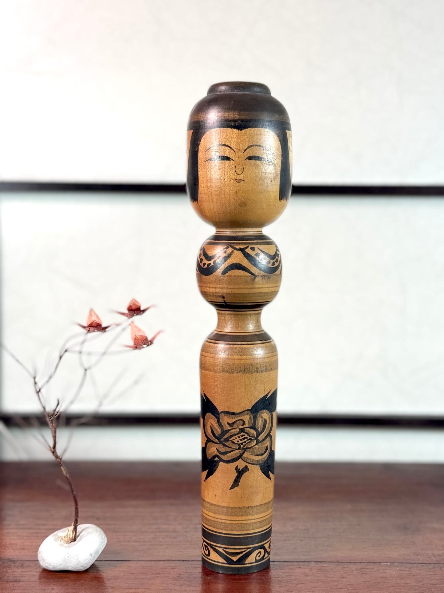 kokeshi poupée japonaise en bois motif pivoine en noir et blanc de Sato Zenji, vu de face