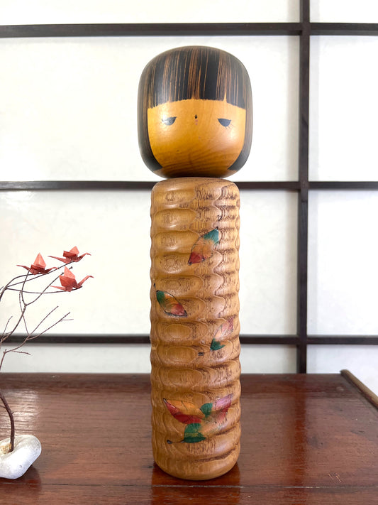 kokeshi poupée japonaise en bois motif feuille d'automne