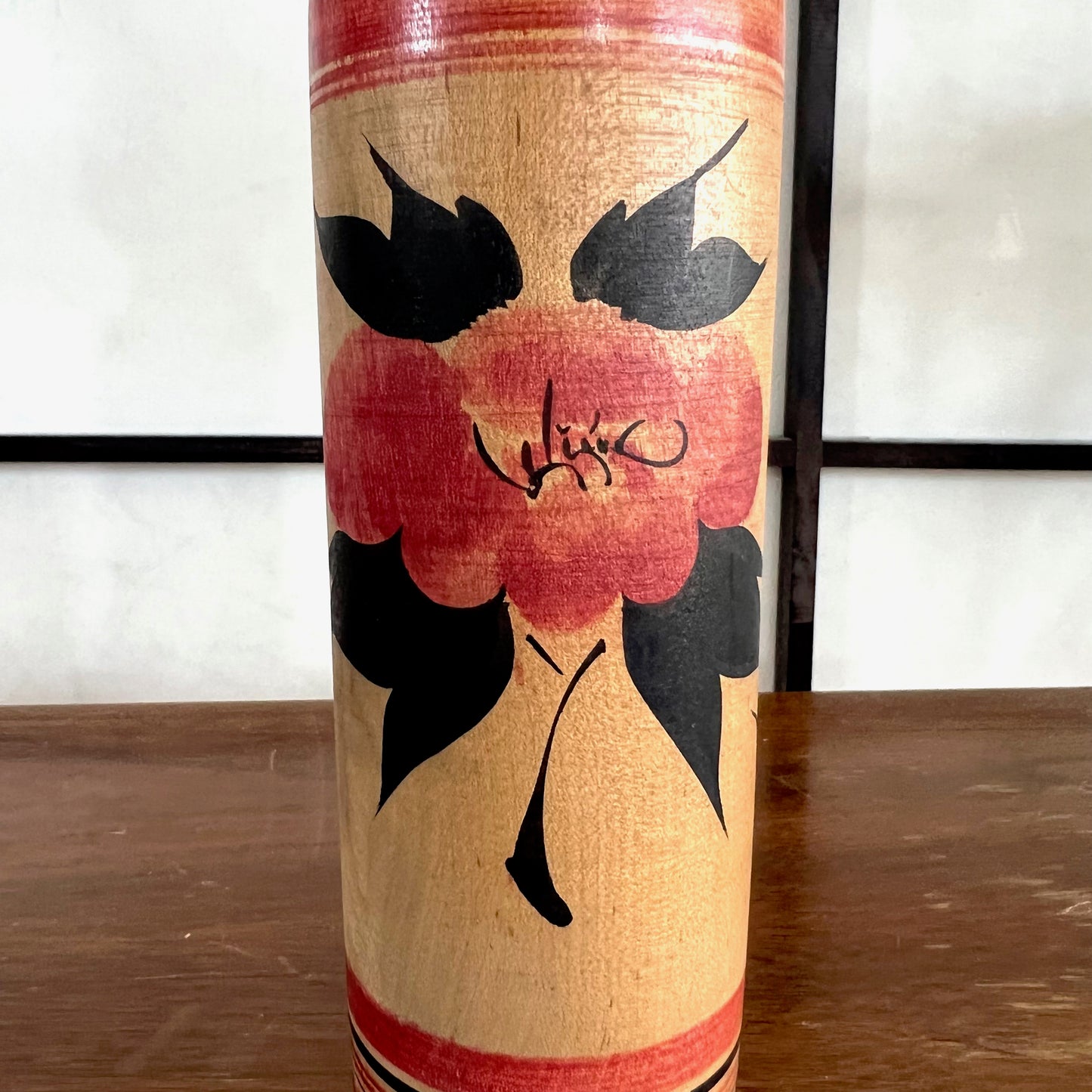 Kokeshi créative vintage de Yoshiki Sato | Fleur rouge et feuilles noires style tsugaru détails corps