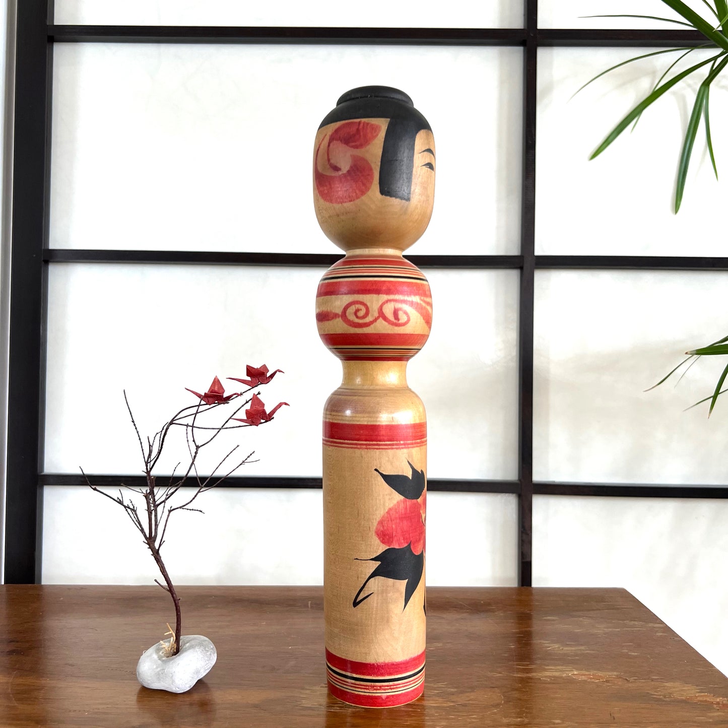 Kokeshi créative vintage de Yoshiki Sato | Fleur rouge et feuilles noires style tsugaru profil droit