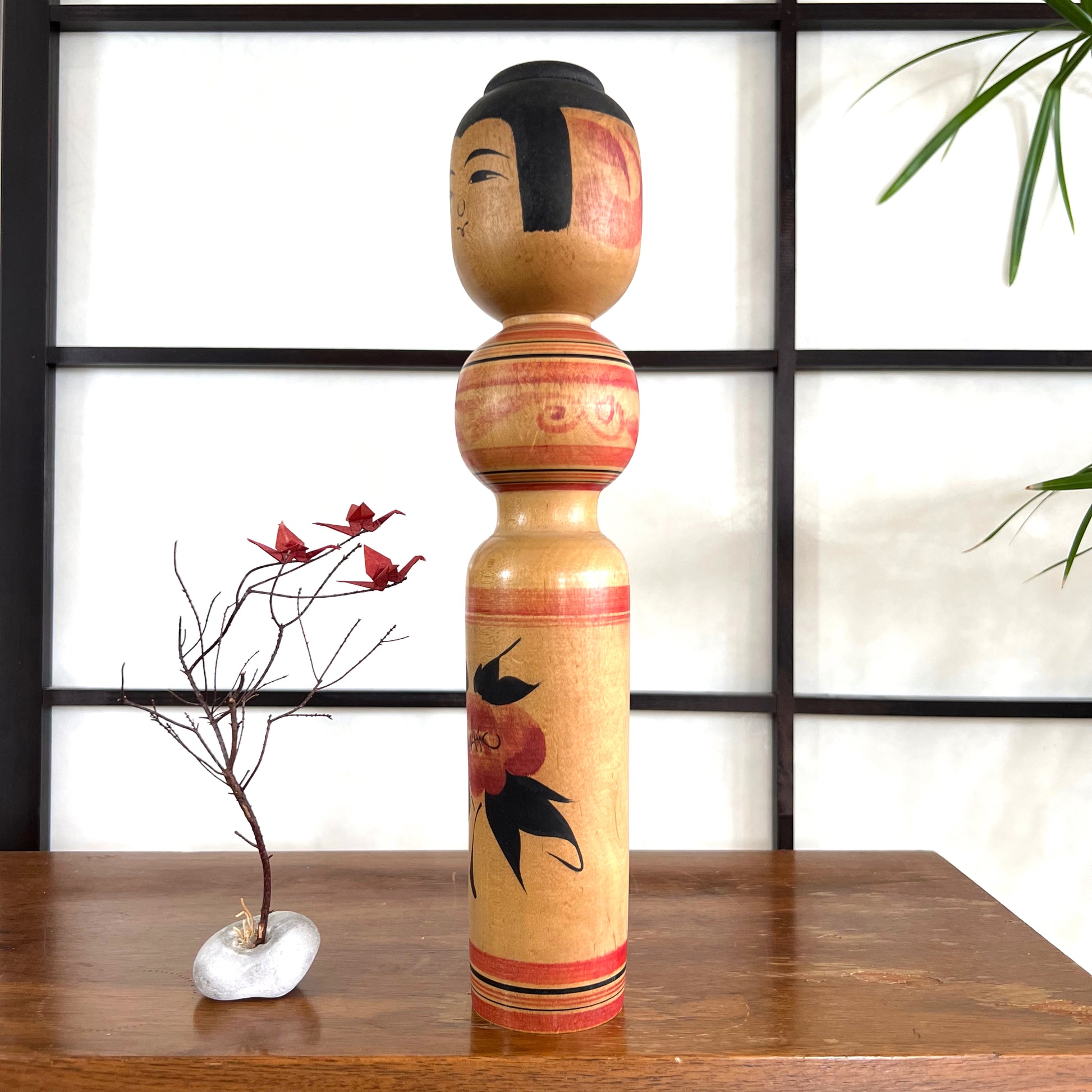 Kokeshi créative vintage de Yoshiki Sato | Fleur rouge et feuilles noires style tsugaru profil gauche