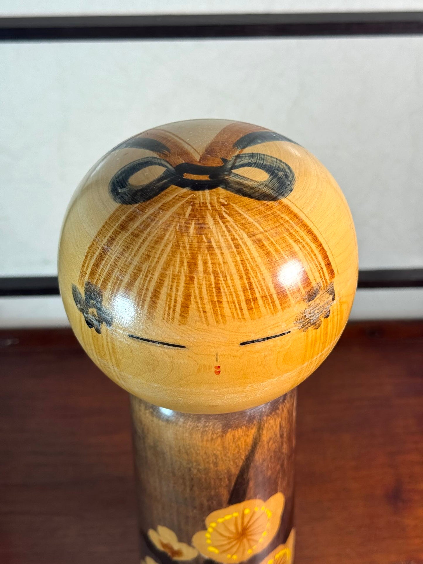 kokeshi, poupée japonaise en bois de Usuki Hakuho bleue avec motif branche de prunier en fleur, vu de dessus
