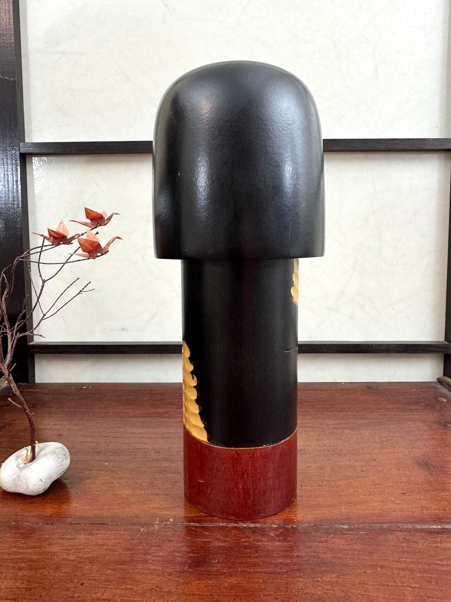 Kokeshi vintage Shinonome de Kisaku avec kimono sculpté en relief et coiffure noire, vu de dos