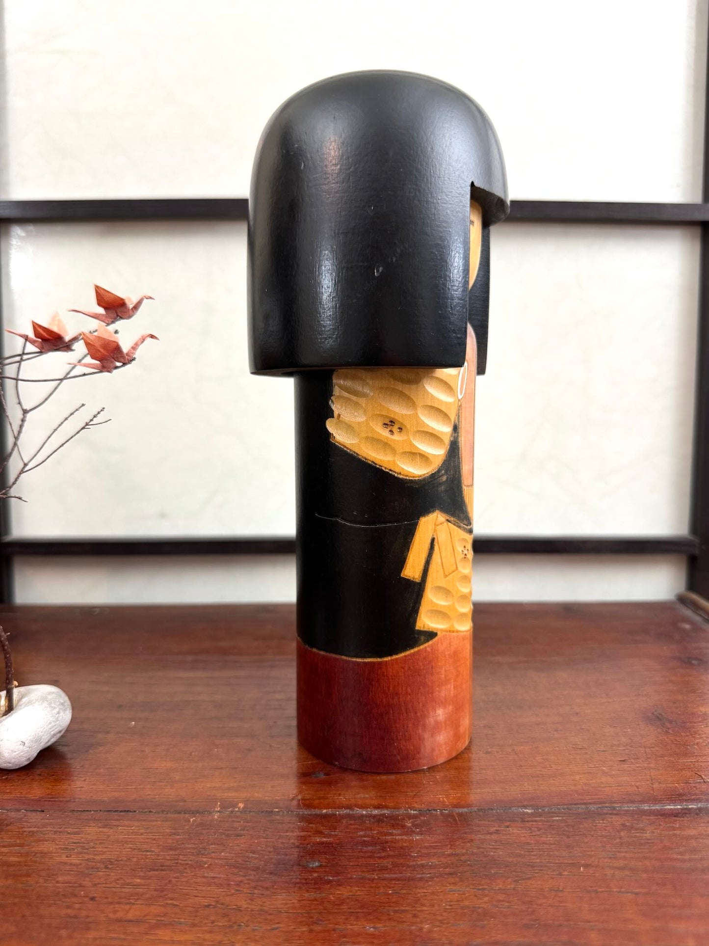 Kokeshi vintage Shinonome de Kisaku avec kimono sculpté en relief et coiffure noire, vu du profil droit