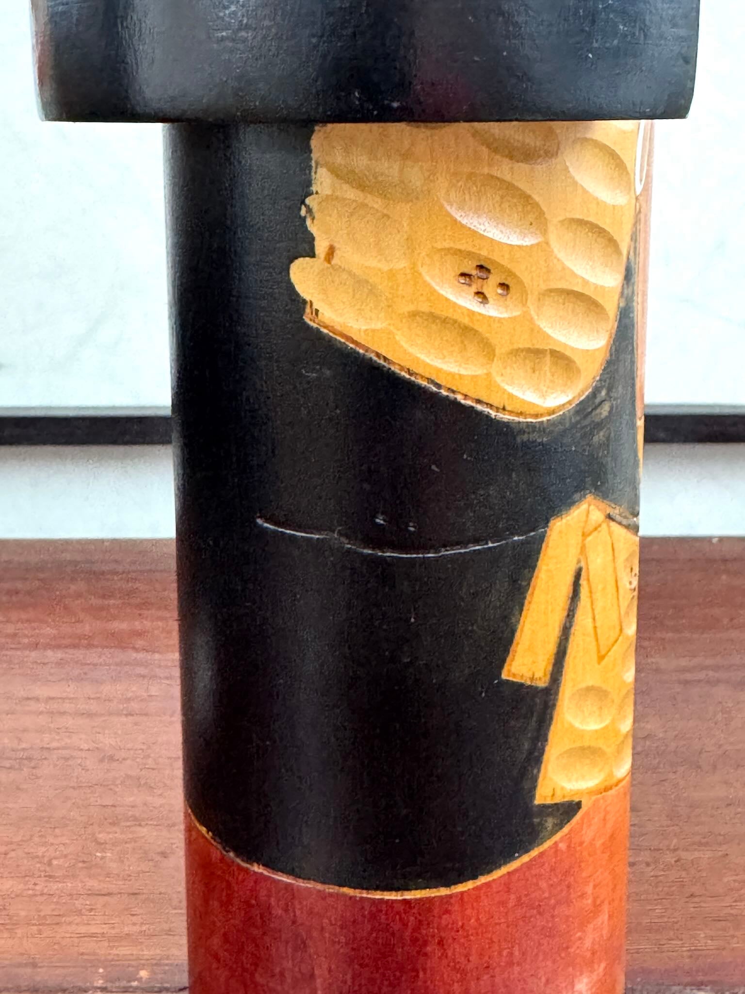 Kokeshi vintage Shinonome de Kisaku avec kimono sculpté en relief et coiffure noire, gravure