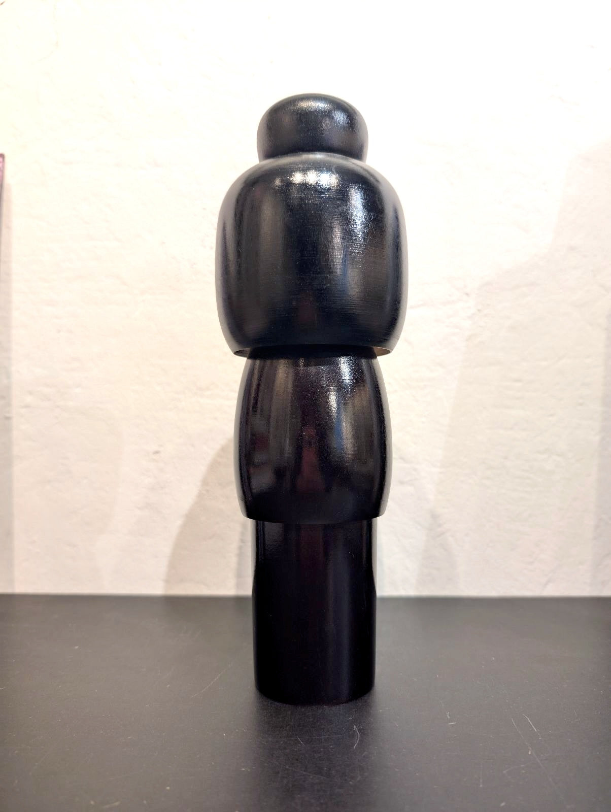 kokeshi de Kunio Miyagawa, kimono noir avec fleurs de cerisier rouges et blanches,  vu de dos