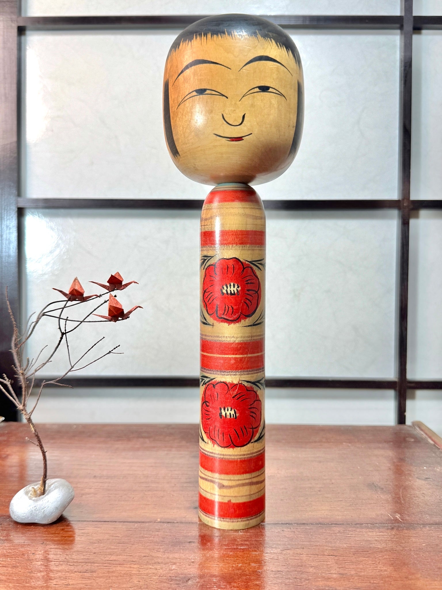 Kokeshi Togatta de Sato Benkichi motifs camelia de face