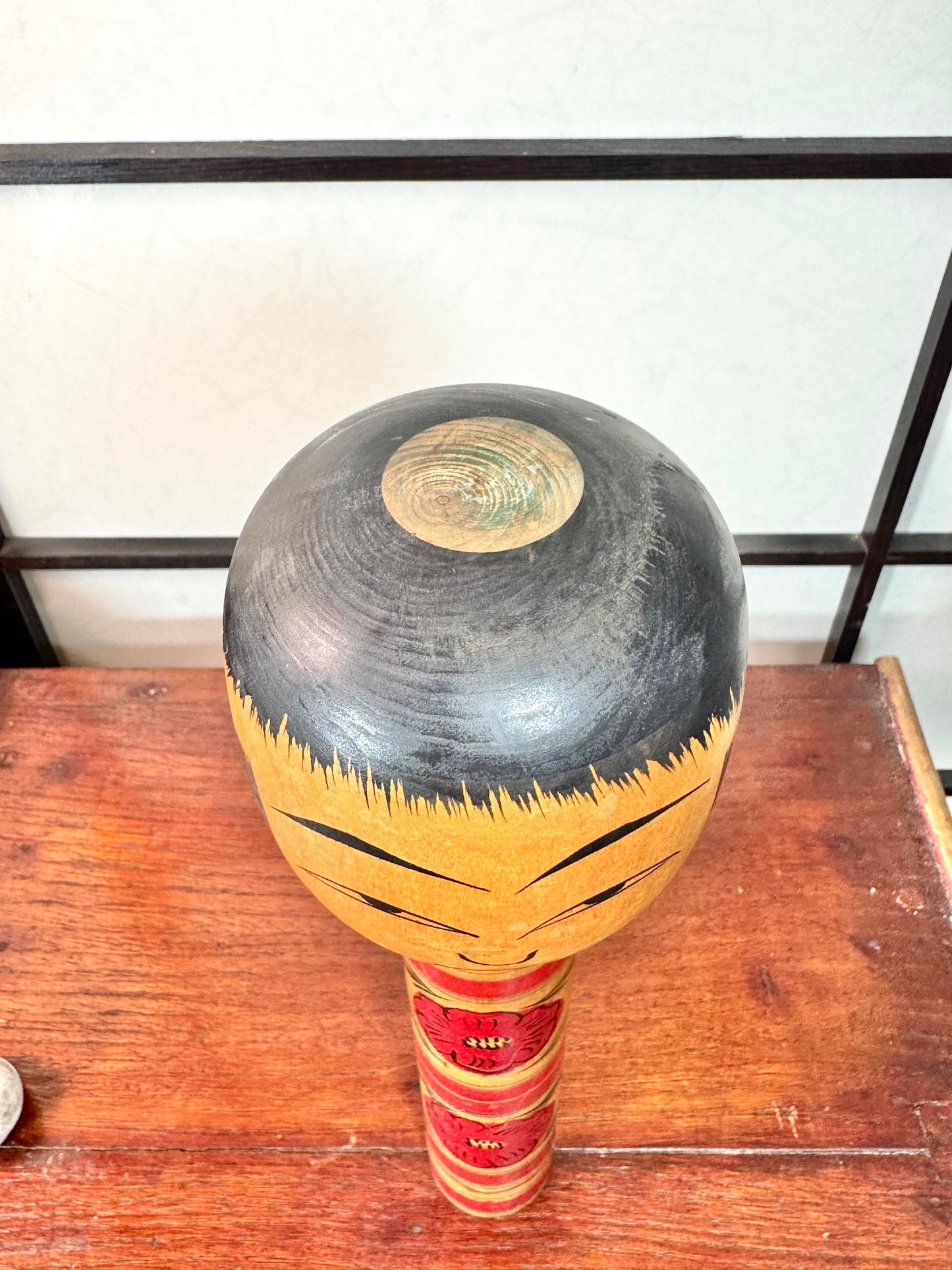 Kokeshi Togatta de Sato Benkichi motifs camelia Vue dessus