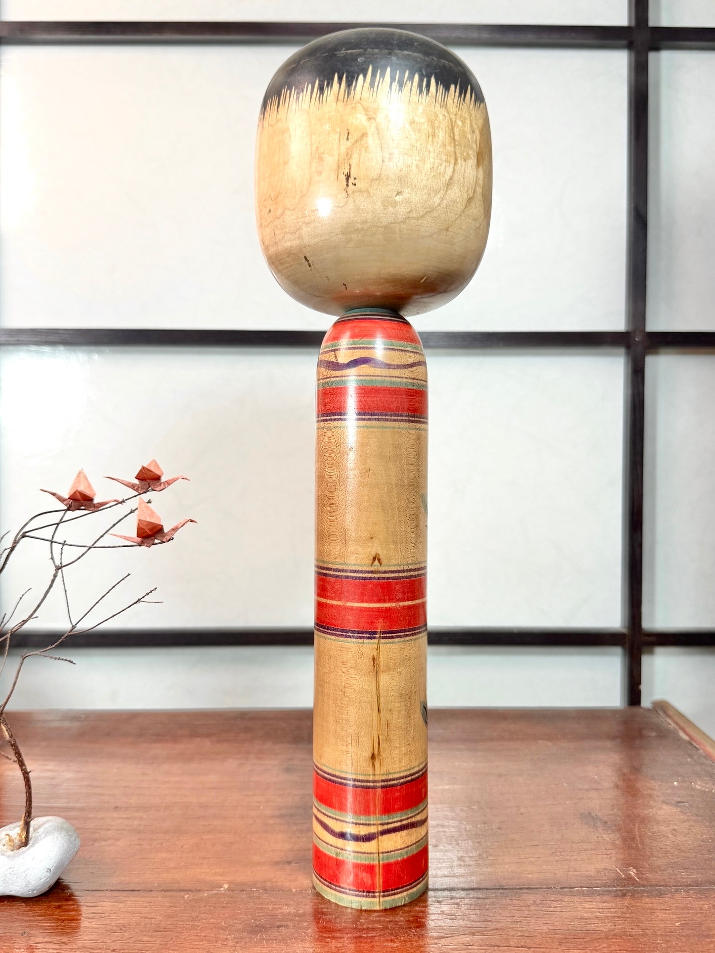 Kokeshi Togatta de Sato Benkichi motifs camelia de dos