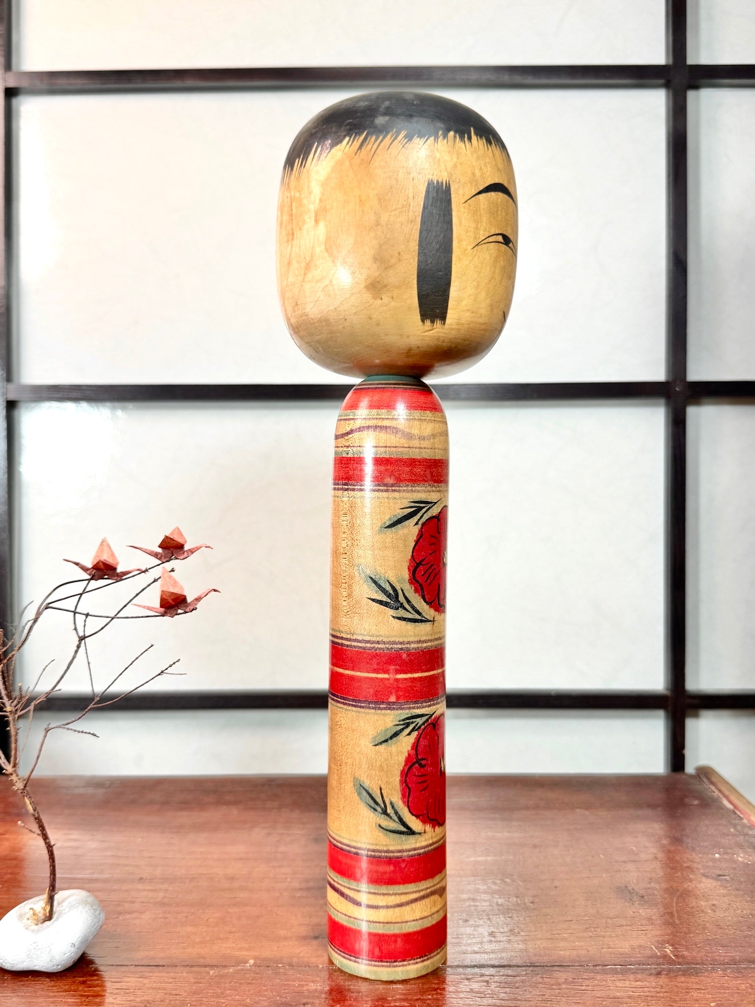 Kokeshi Togatta de Sato Benkichi motifs camelia profil droit