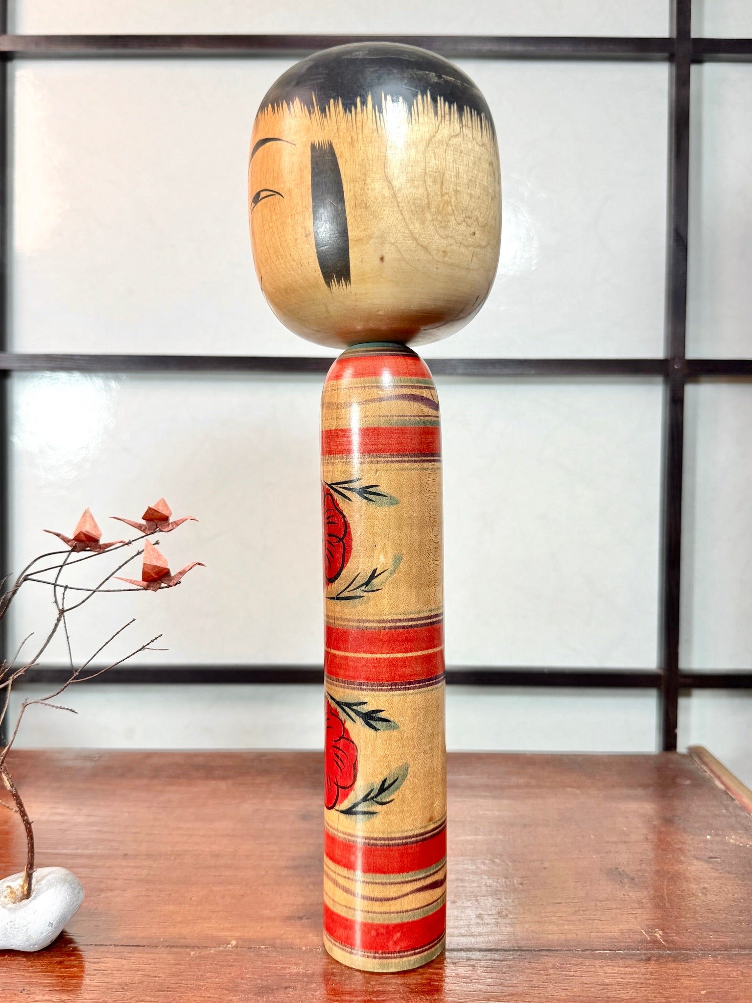 Kokeshi Togatta de Sato Benkichi motifs camelia profil gauche