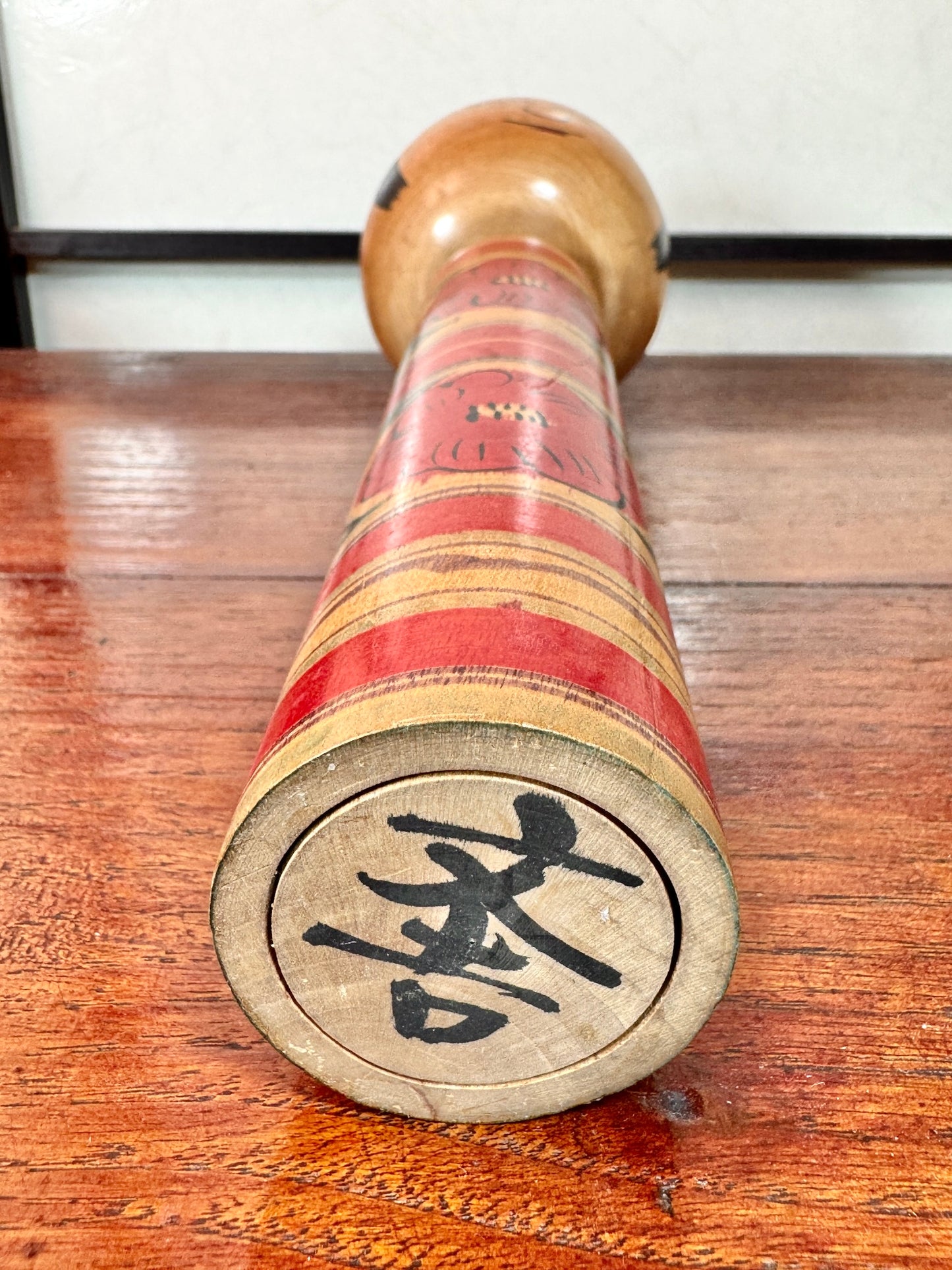 Kokeshi Togatta de Sato Benkichi motifs camelia Signature dessous