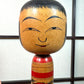 Kokeshi traditionnelle style Togatta de Sato Benkichi, Motifs de Camélia