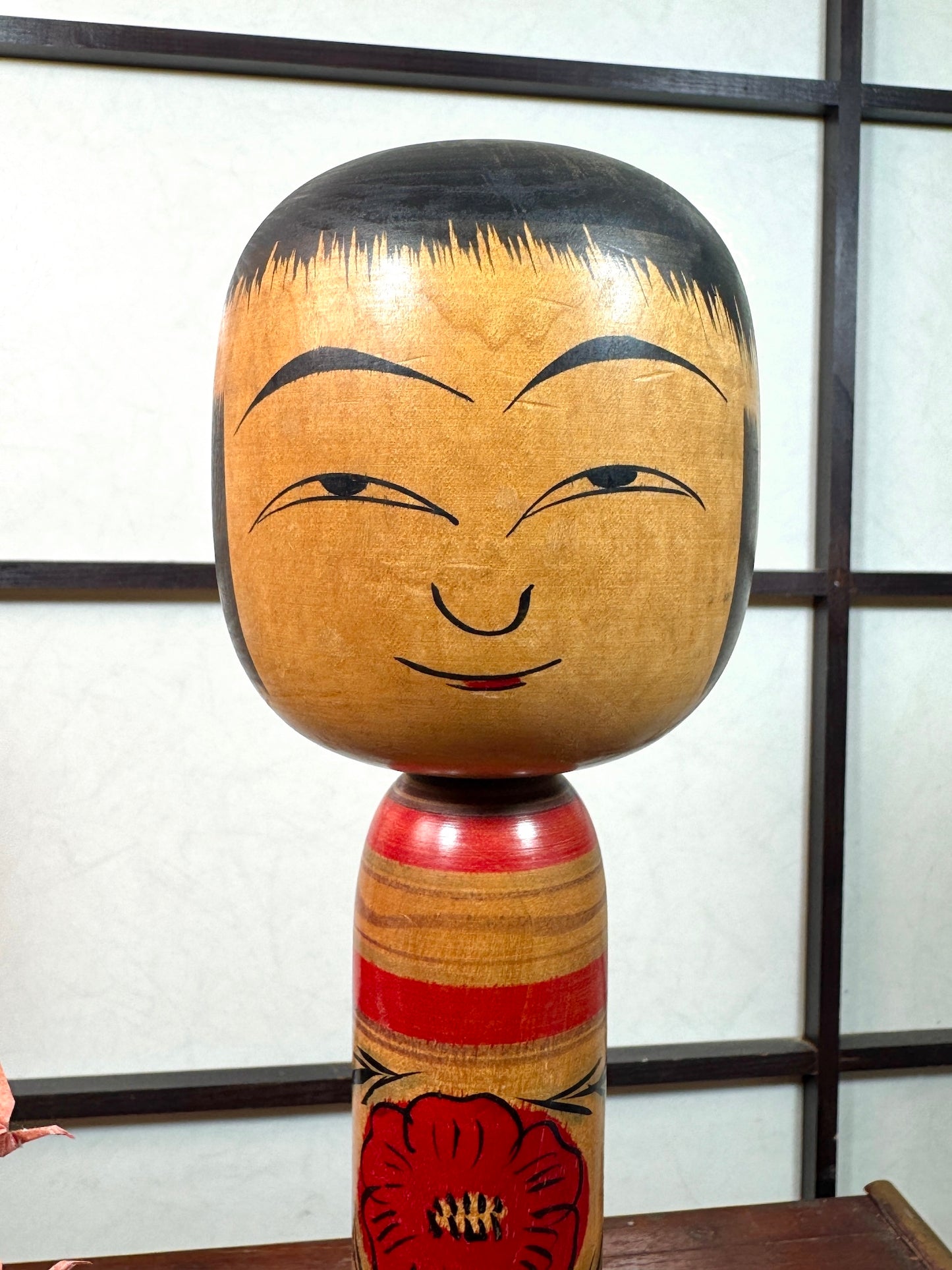 Kokeshi traditionnelle style Togatta de Sato Benkichi, Motifs de Camélia